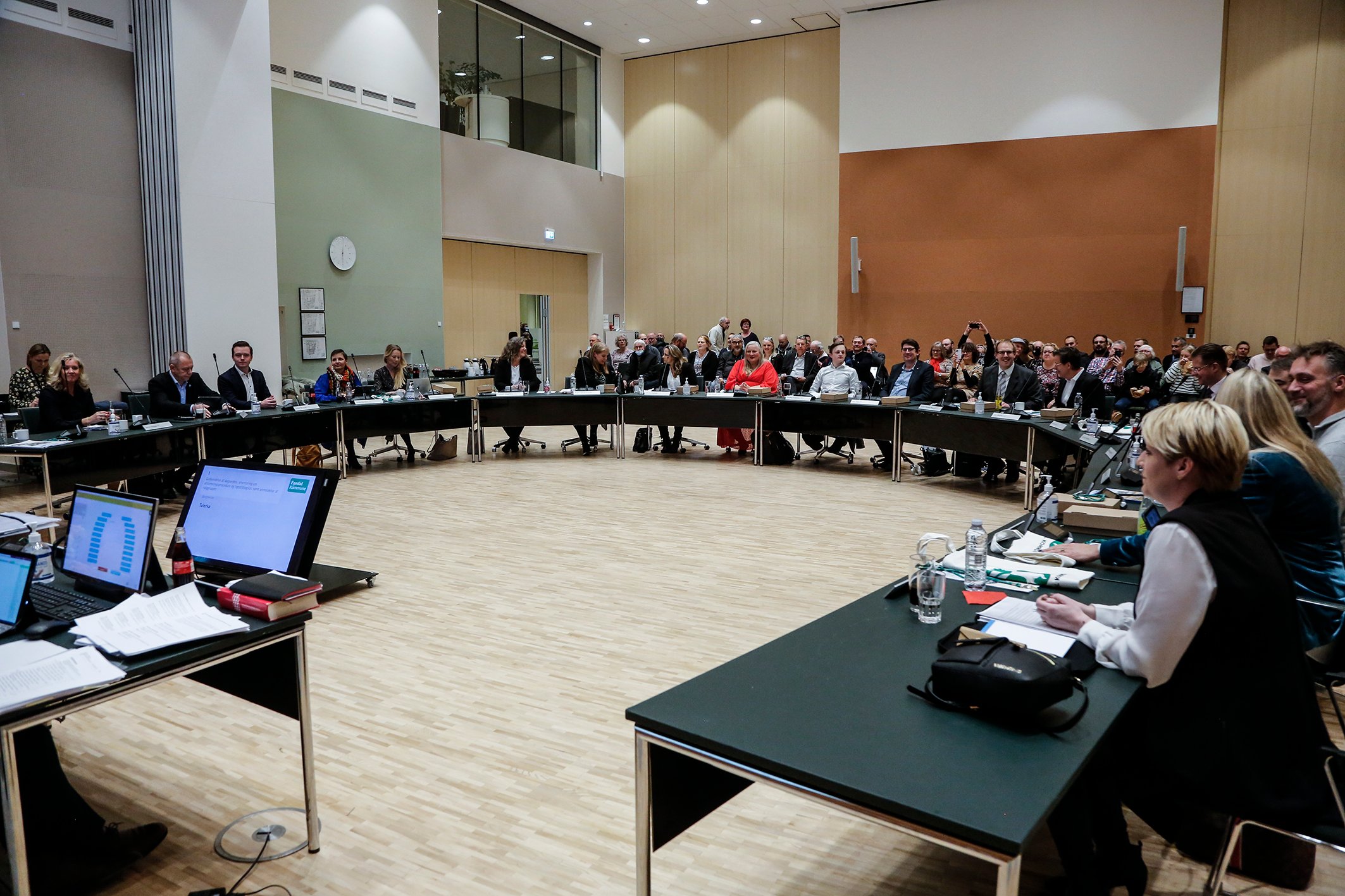 Det nye Egedal Byråd på plads i salen for første gang. Fra højre mod venstre sidder Socialdemokratiet, Lokallisten Ny Egedal, SF, Enhedslisten, Det Konservative Folkeparti, Det Radikale Venstre og Venstre. Foto: Kenn Thomsen