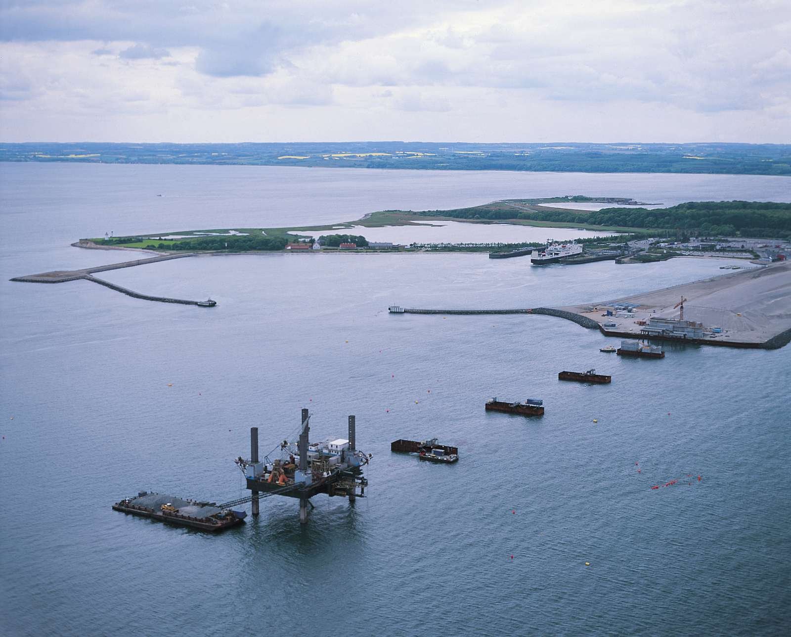 Den spæde start på de bærepiller, der siden kom til at bære lavbroen mellem Sprogø og Nyborg.