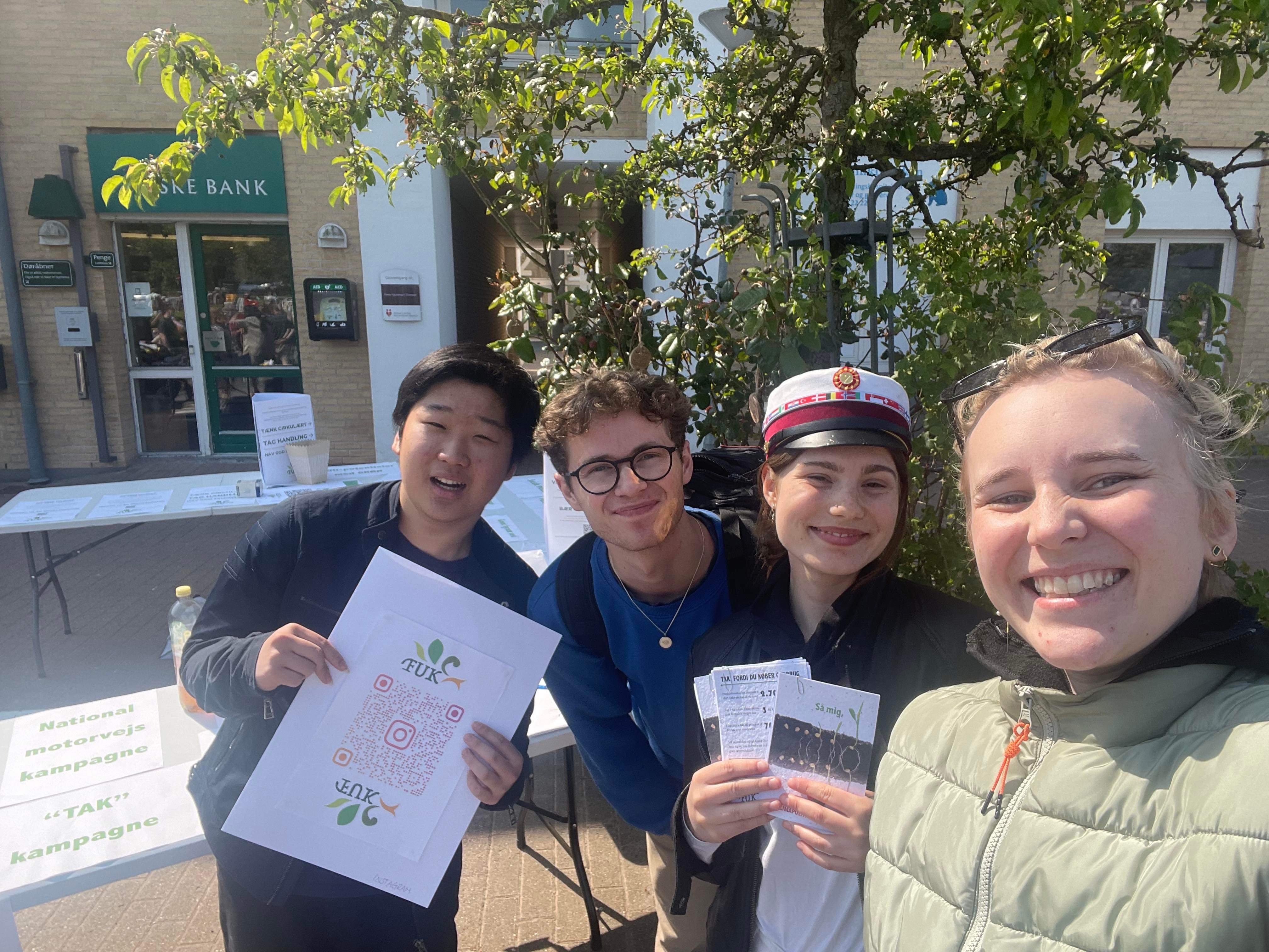 Furesø Ungeklimaråd satte fokus på hverdagens klimahelte ved Furesøens Loppemarked - dem, der køber genbrug - og uddelte flyers i frøpapir, som man kan plante. Pressefoto