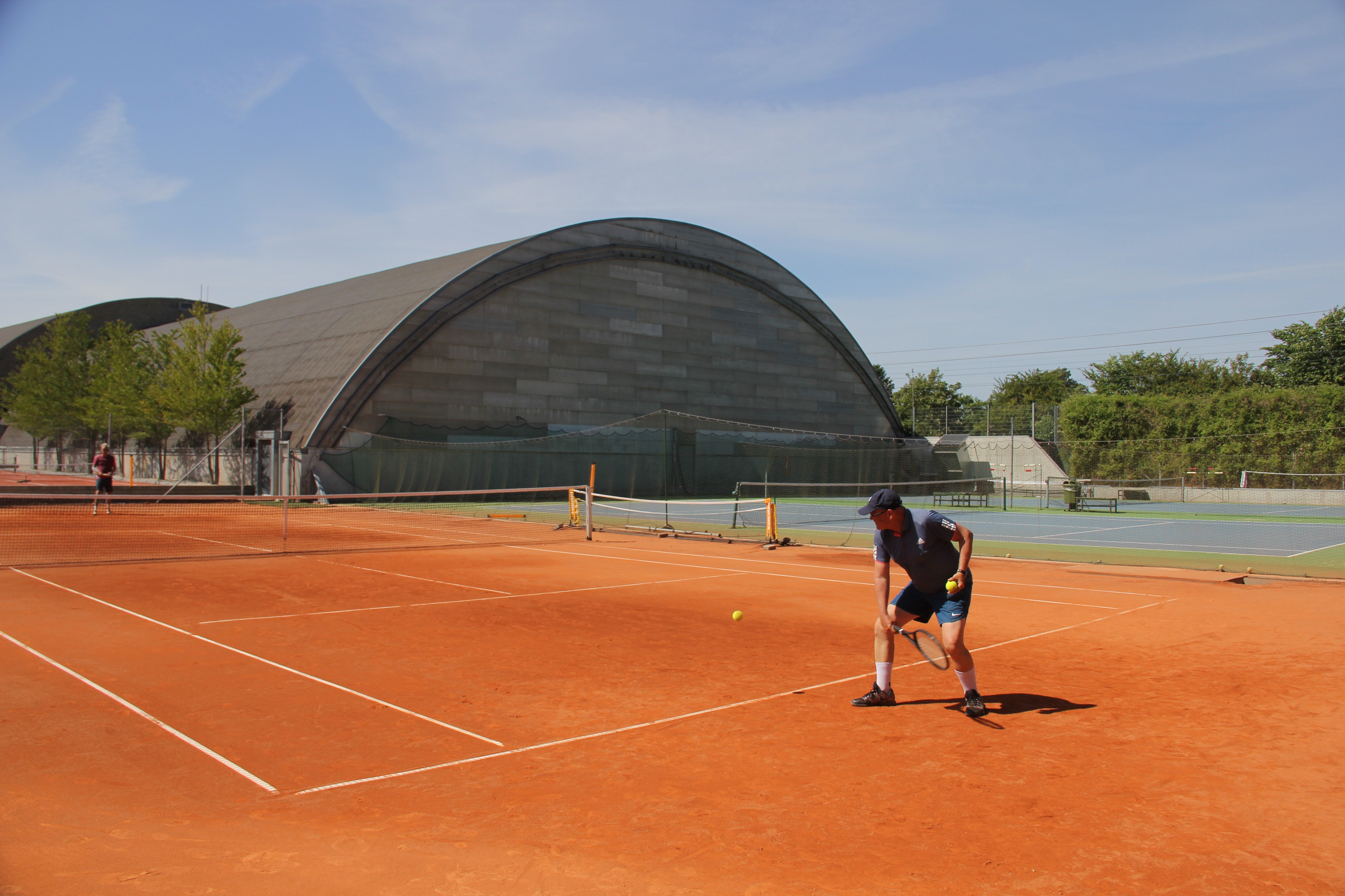 Det er i forlængelse af den eksisterende hal, hvor der nu er de blå og grønne hardcourt-baner, at den nye tennishal skal opføres. Foto: Joachim Christensen