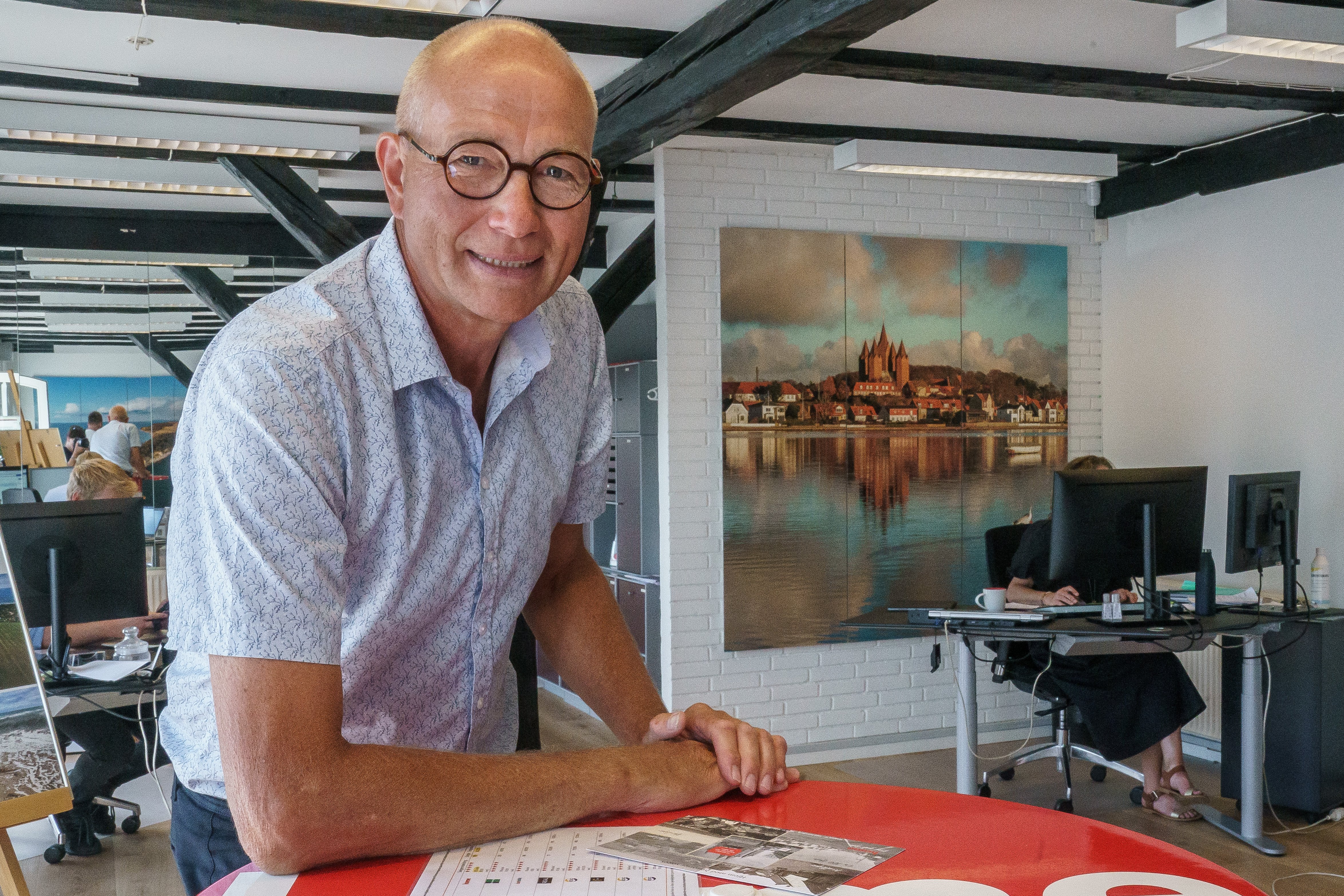 Claus Sørensen har i 44 år arbejde for Danske Bank. i 35 år med lederansvar og senest som filialdirektør i Holbæk. Nu går han ind i mæglerbranchen i Kalundborg.