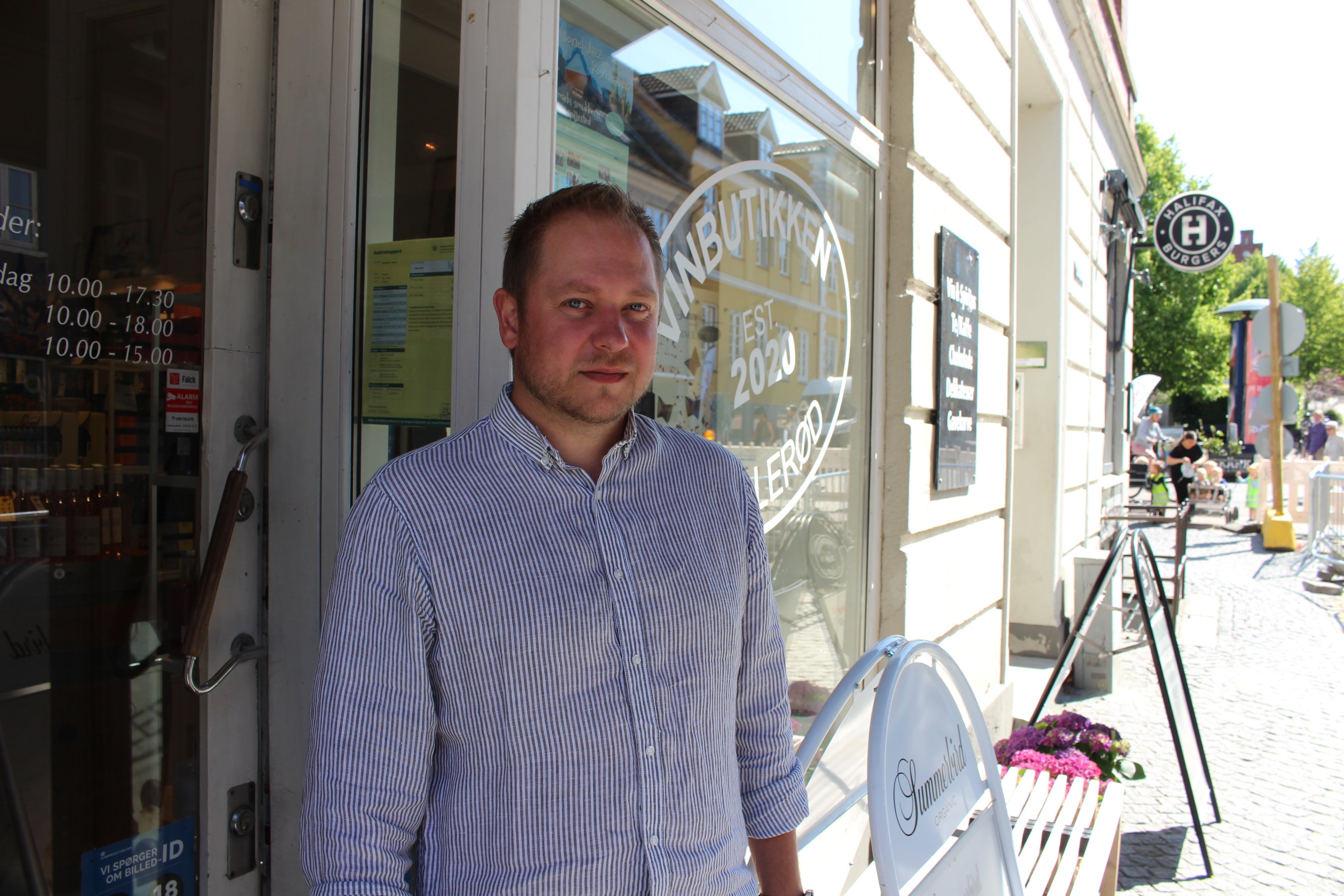Simon Ingerslev fra Vinbutikken vil bare gerne have overstået separatkloakeringsarbejdet hurtigst muligt.