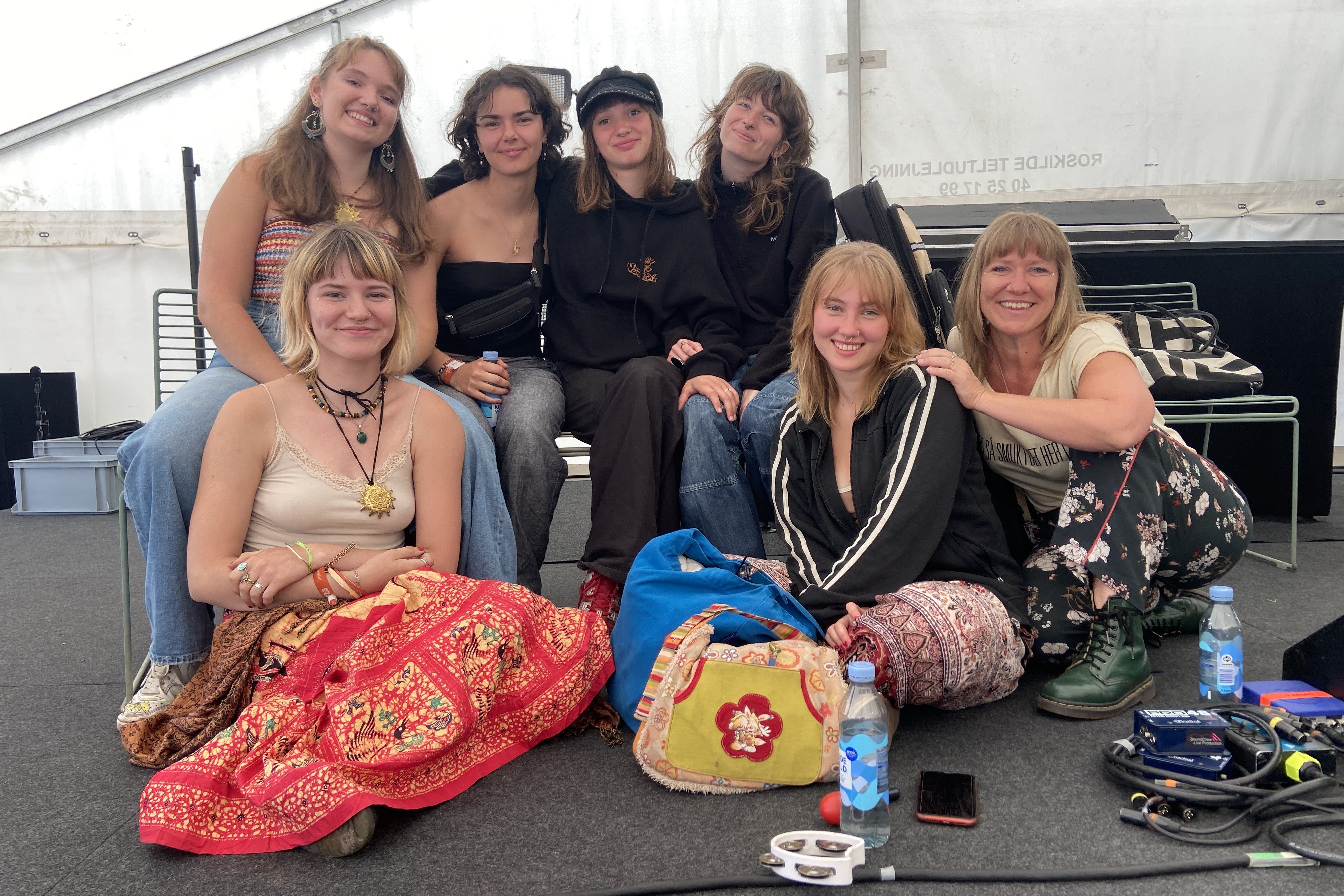 Medlemmerne af TØS på Roskilde festival, fra øverst til venstre: Louise, Ina, Alvilda og Katinka. Nederst fra venstre Elisabeth, Vigga og Camilla.