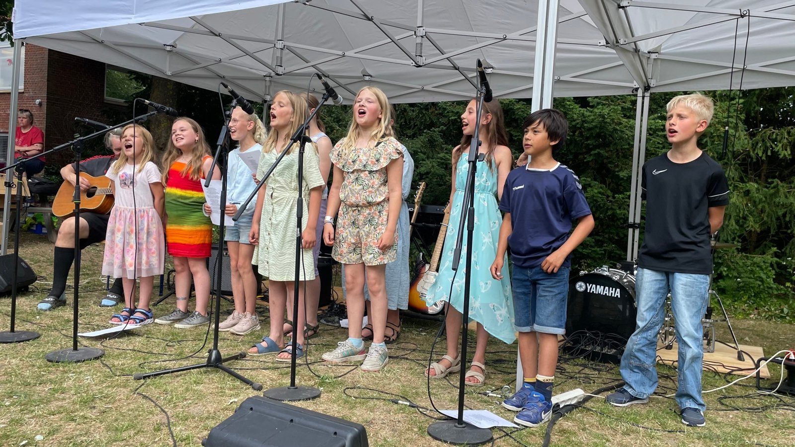 Reerslevs børn gav alt, hvad de havde i sig, da landsbyens skole og institutioner holdt en særlig tradition i hævd og inviterede til sommerkoncert. Foto: Reerslev Skole
