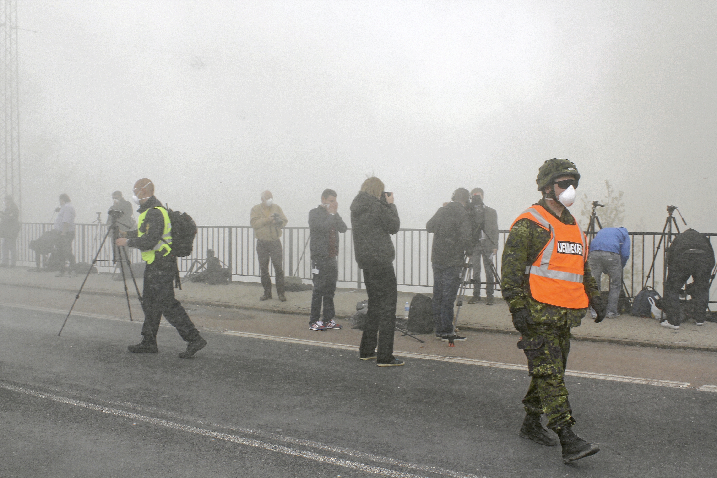 Hundredvis af tilskuere havde samlet sig, mange med halstørklæder trukket op foran munden, mens bygningerne, som i årtier havde været en del af områdets silhuet, på få sekunder sank i grus. - Christian Valsted Hundredvis af tilskuere havde samlet sig, mange med halstørklæder trukket op foran munden, mens bygningerne, som i årtier havde været en del af områdets silhuet, på få sekunder sank i grus.