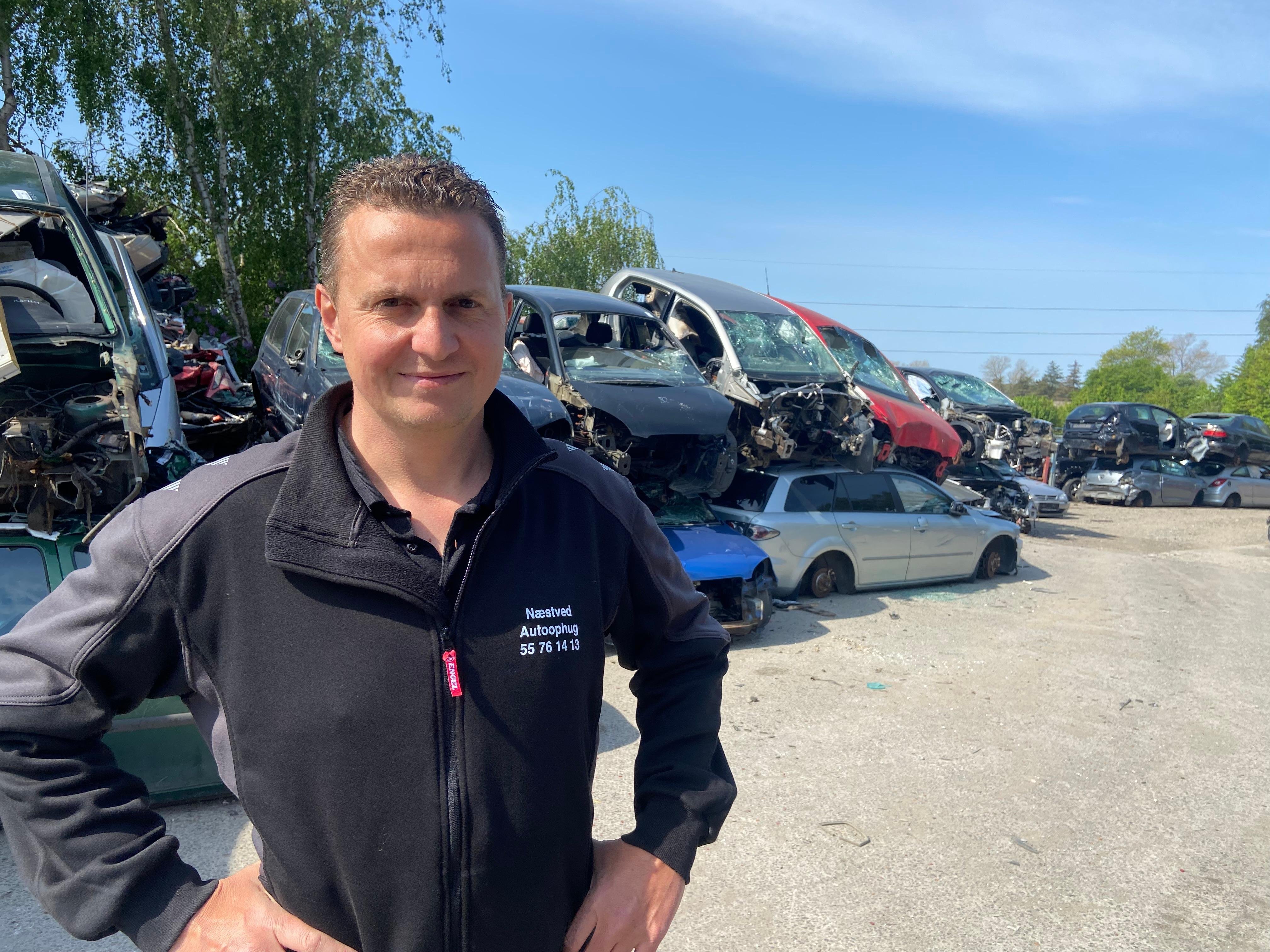 Næstved Autoophug har netop markeret deres 50 års jubilæum og nu inviterer indehaver  Frederik Spandet hele familien til Åbent Autogenbrug. Foto: Kim Palm