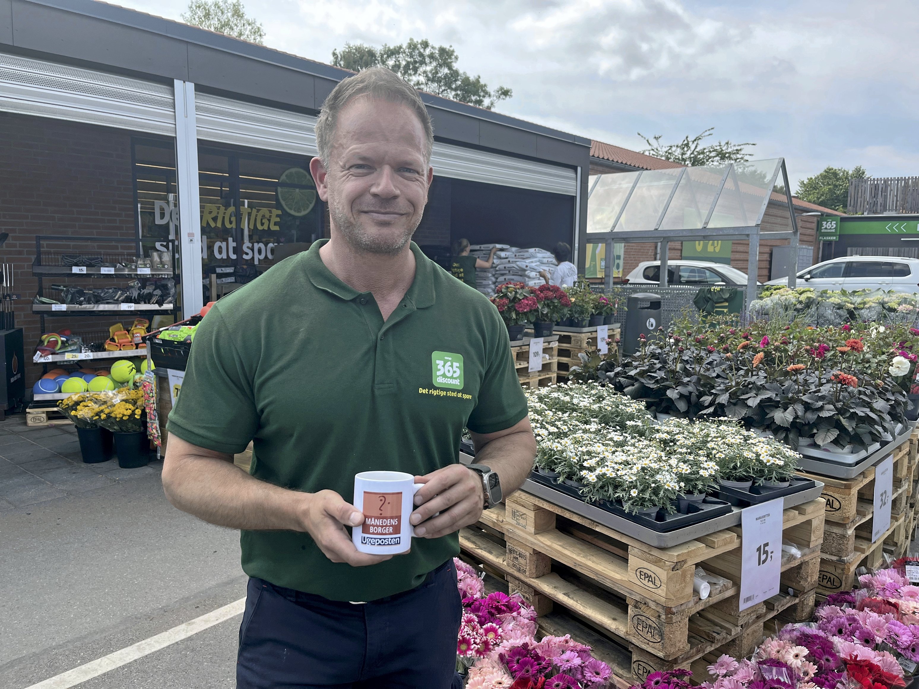 Christian Schioldann - glad modtager af et krus som bevis på, at han er kåret som Månedens Borger. Foto: Camilla Nissen.