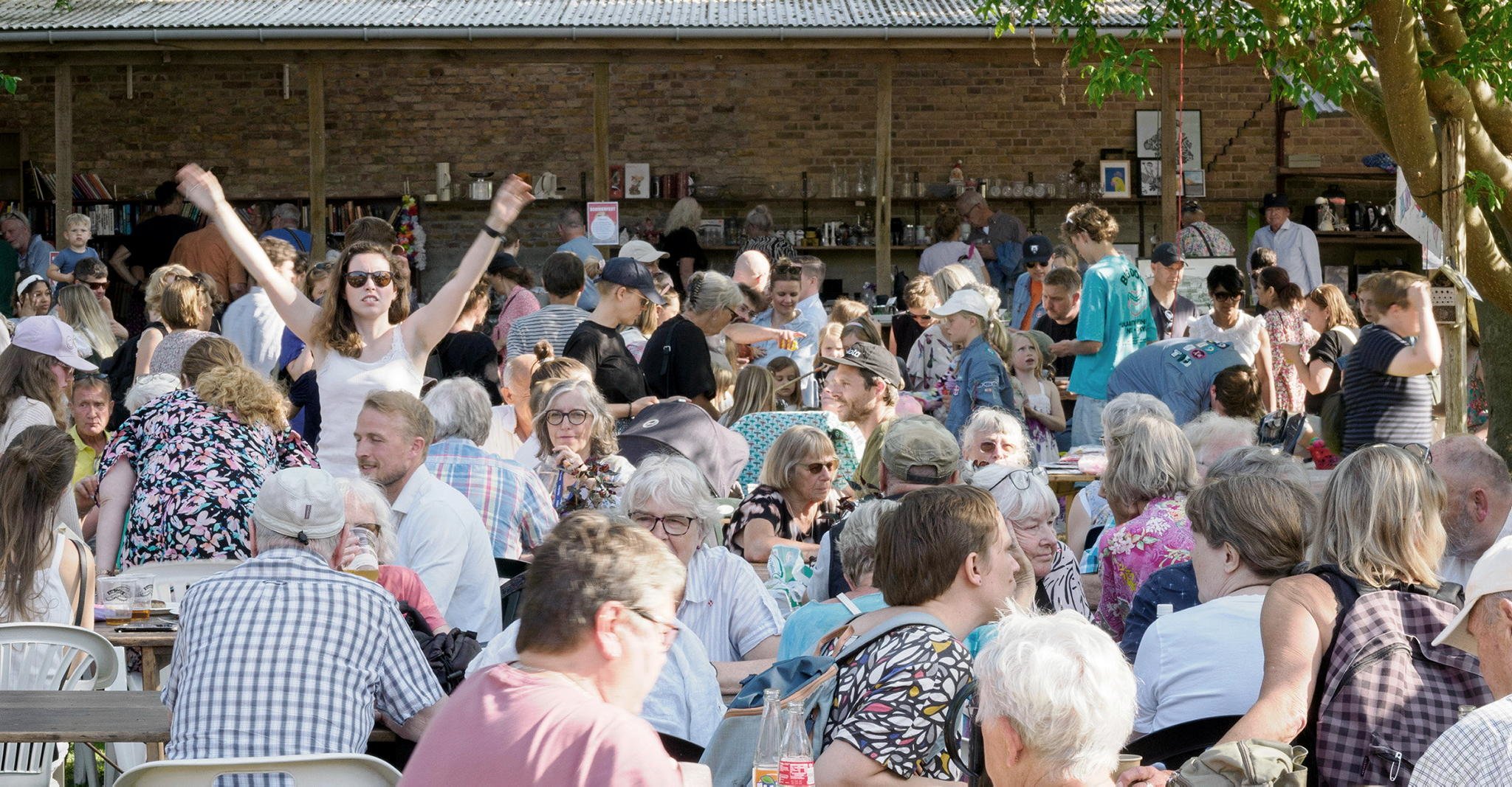 Torsdag var der godt fyldt med mennesker, da årets sommerfest i Præstegårdshaven blev skudt i gang i Brønshøj.