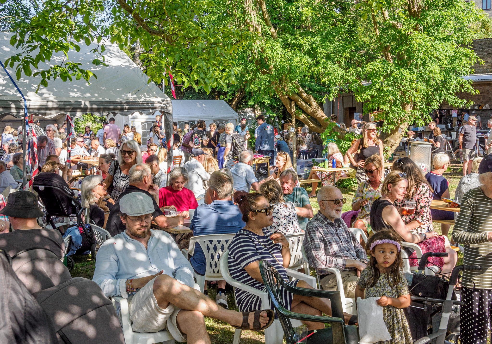 I den seneste uge løb sommerfesten i Præstegårdshaven ved Brønshøj Kirke endnu en gang af stablen. Traditionen tro lagde mange mennesker vejen forbi.