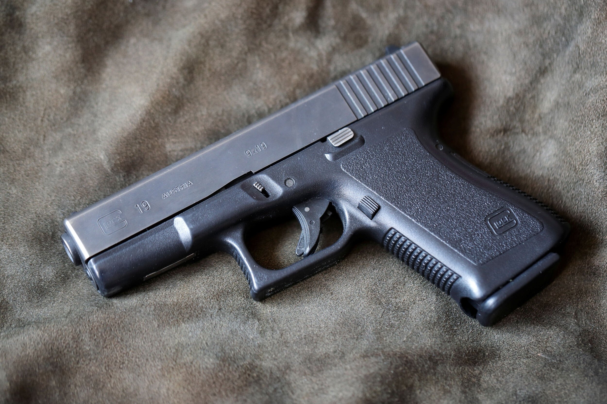 Midt i myldretiden blev 27-årig skudt ned ved café. Efterlyst mand i udlandet menes at have givet instruks.