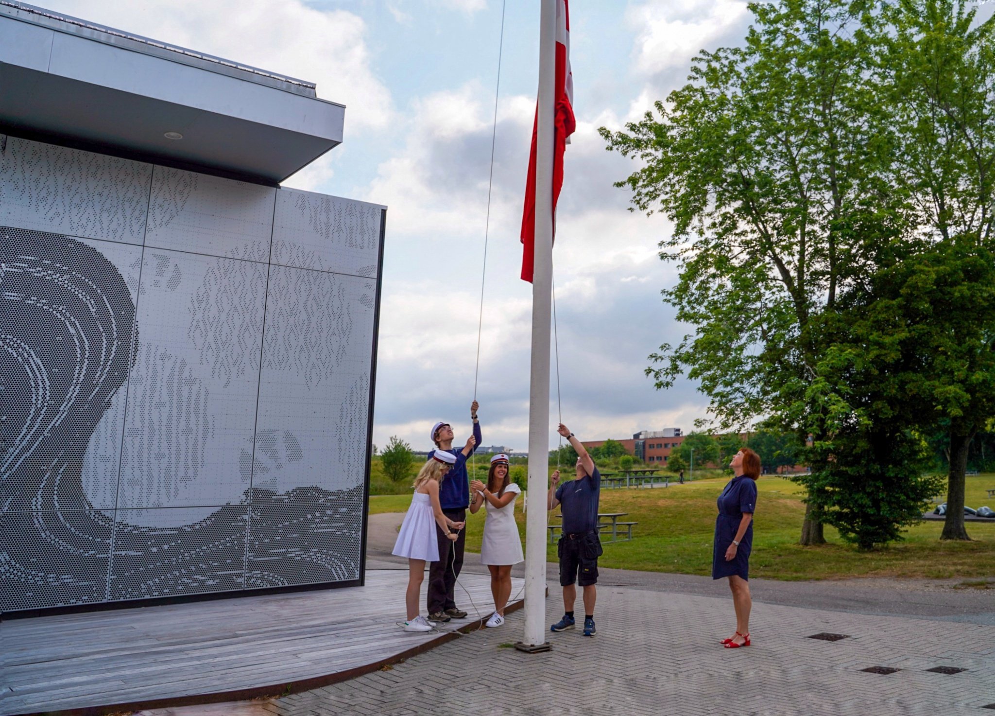 De første studenter hejste flaget på Borupgaard Gymnasium mandag morgen.