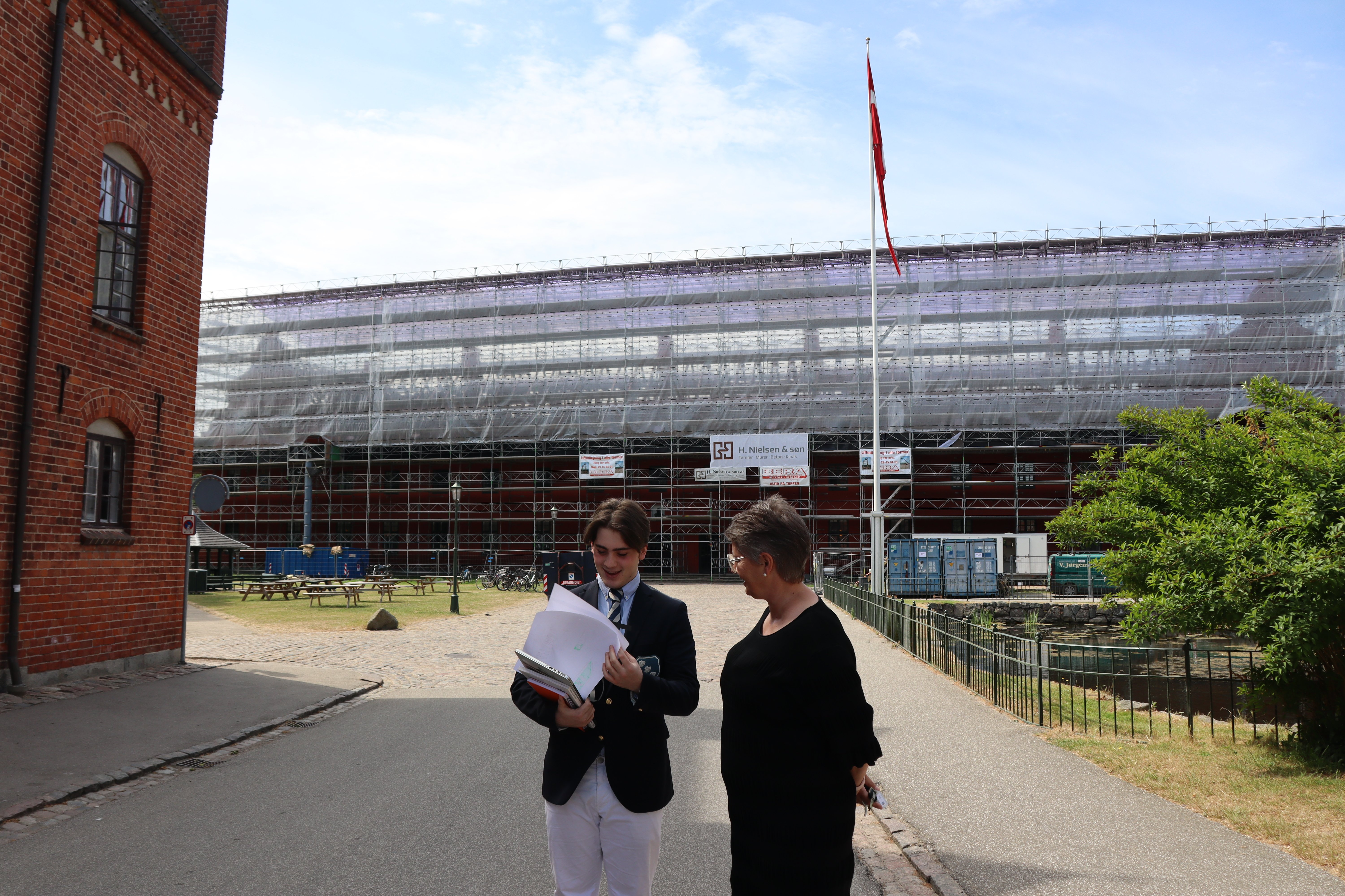 Rektor Gitte Nørgaard siger held og lykke til endnu en elev, der snart springer ud som student på Herlufsholm. Foto: Anne Kirstine Rahr Lindbom