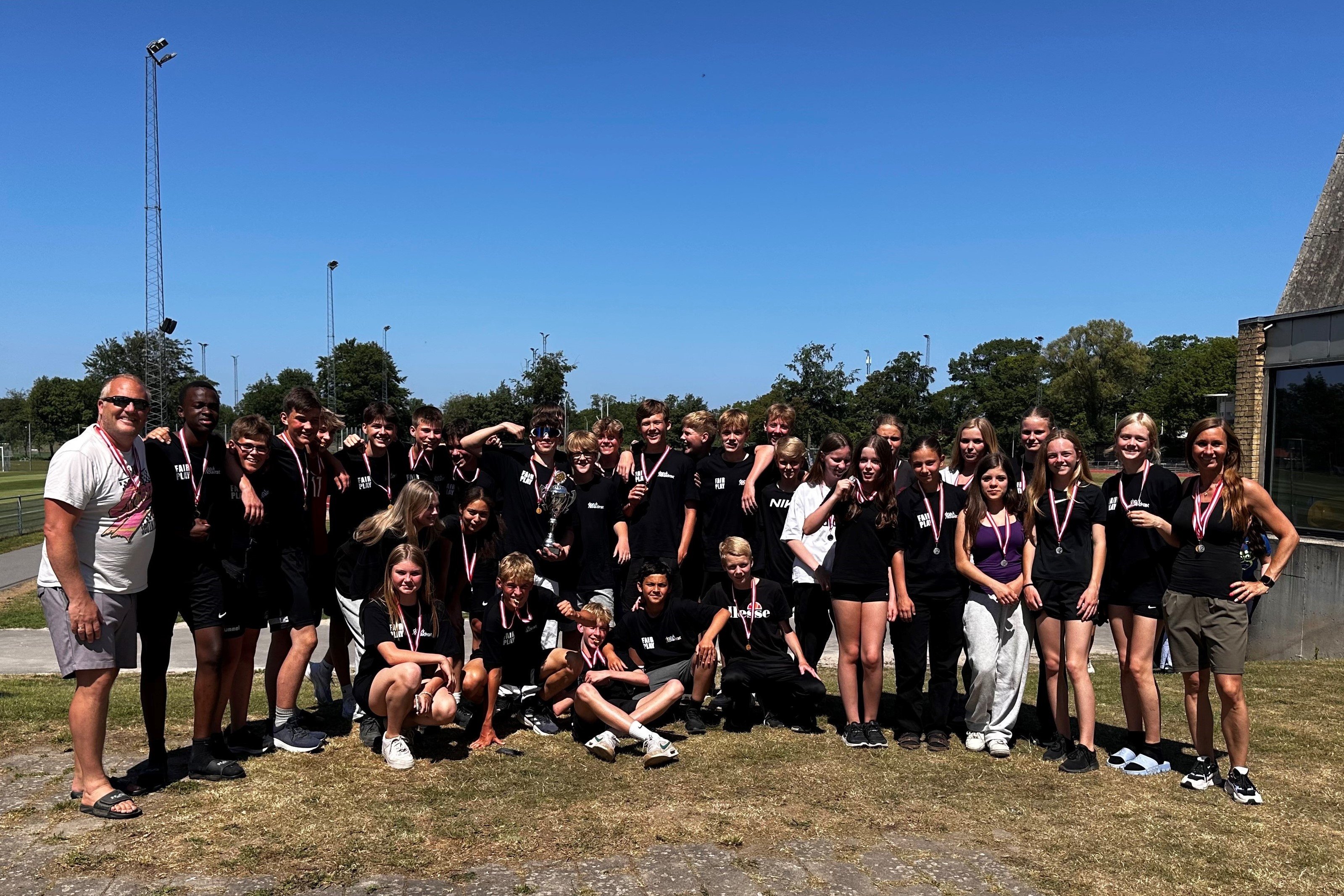 33 elever fra 7. klasse på Lærkeskolen deltog i DM i skole-atletik, hvor drengene vandt guld og pigerne vandt sølv. Foto: Lærkeskolen