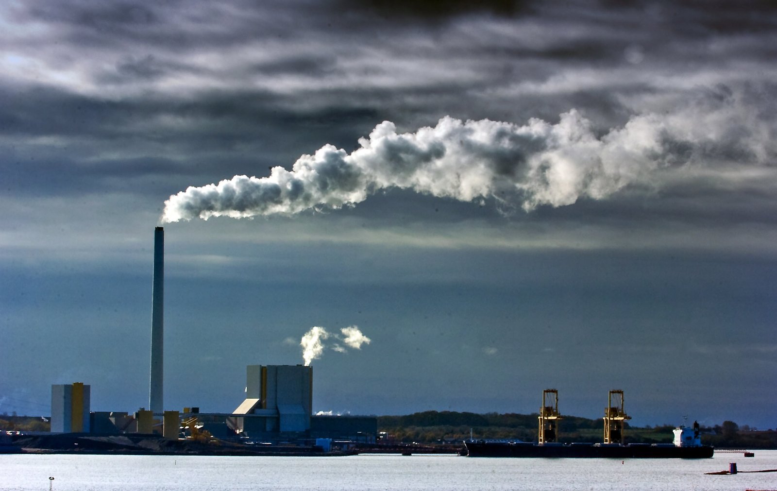 Bæredygtighedschef i Ørsteds Bioenergiforretning, Peter Kofod Kristensen, forklarer, at CO2-fangsten på Asnæsværket tager afsæt i en metode, der hedder aminskrubning, hvor CO2’en frigives og indfanges.