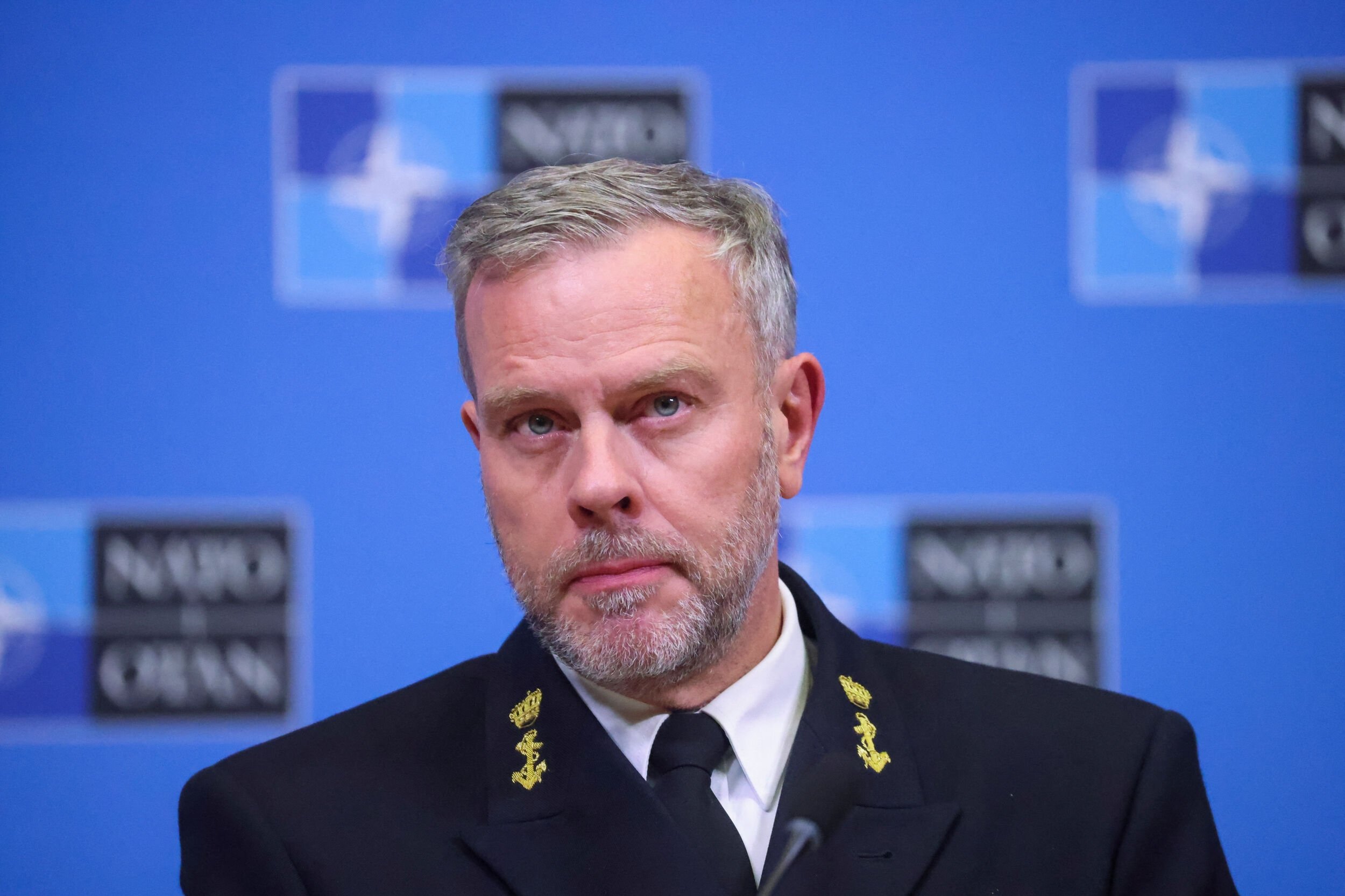 På et besøg i Danmark varsler Nato-admiral Rob Bauer, at medlemslande ikke længere kan gemme sig fra bidrag.