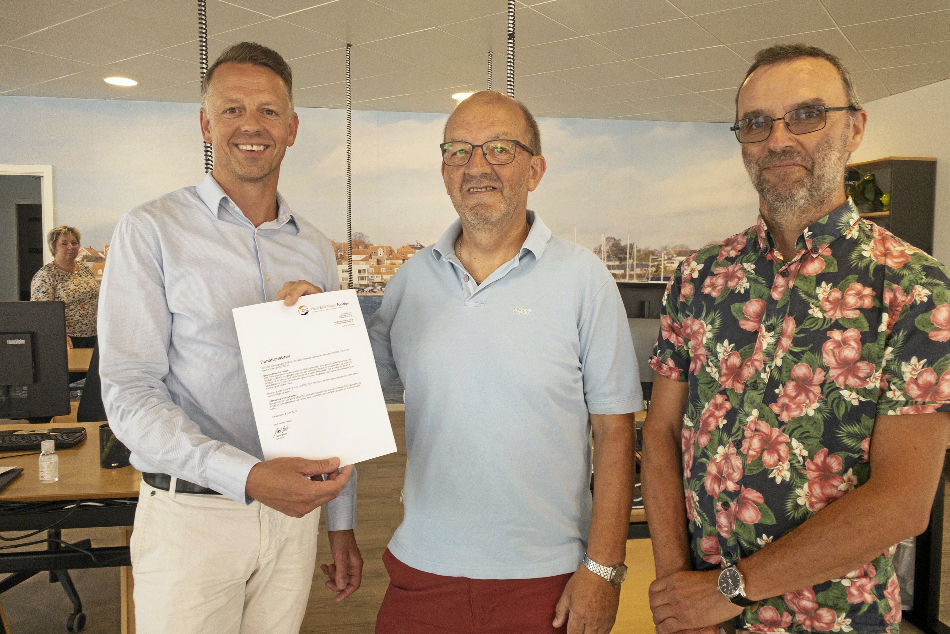 Kasper Pedersen, EDC Vordingborg, overrækker en donation fra  Poul Erik Bech Fonden på 50.000 kroner til Broen Vordingborg ved formand Jens O. Jensen og næstformand Lars Bakke. Foto: Mille Holst