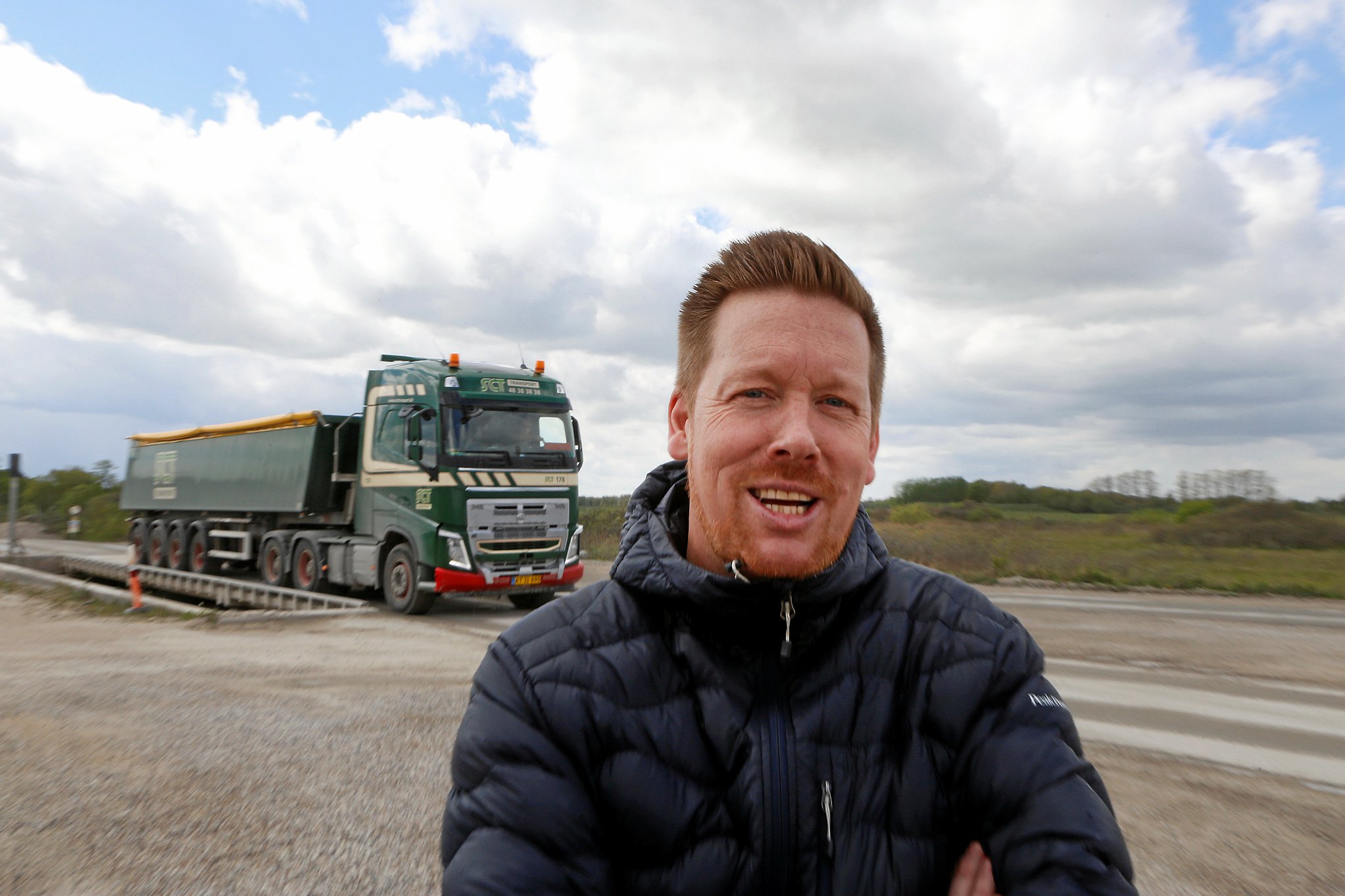 Efterspørgslen efter råstoffer til nye bygninger, huse og veje er så voldsom, at råstofbranchen i forvejen har svært ved at følge med. Annulleringen af Region Sjællands råstofplan vil få priserne på grus og sten til at stige, forudser ejer af Danmarks største grusgrav.