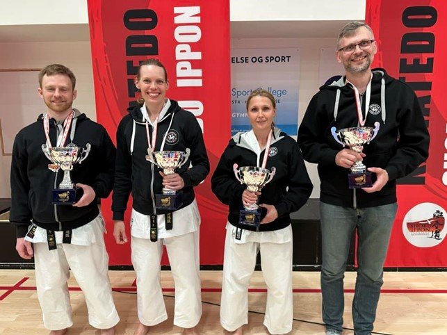 Fire af Hørsholm Karateklubs guldmedaljevindere ved Shou Ippon Tournament. Fra venstre: Rune Vandall Zimsen, Anne-Sofie Nielsen, Daria Zukowska-Tejsen, Piotr Tomaszewski. Foto: Hørsholm Karateklub