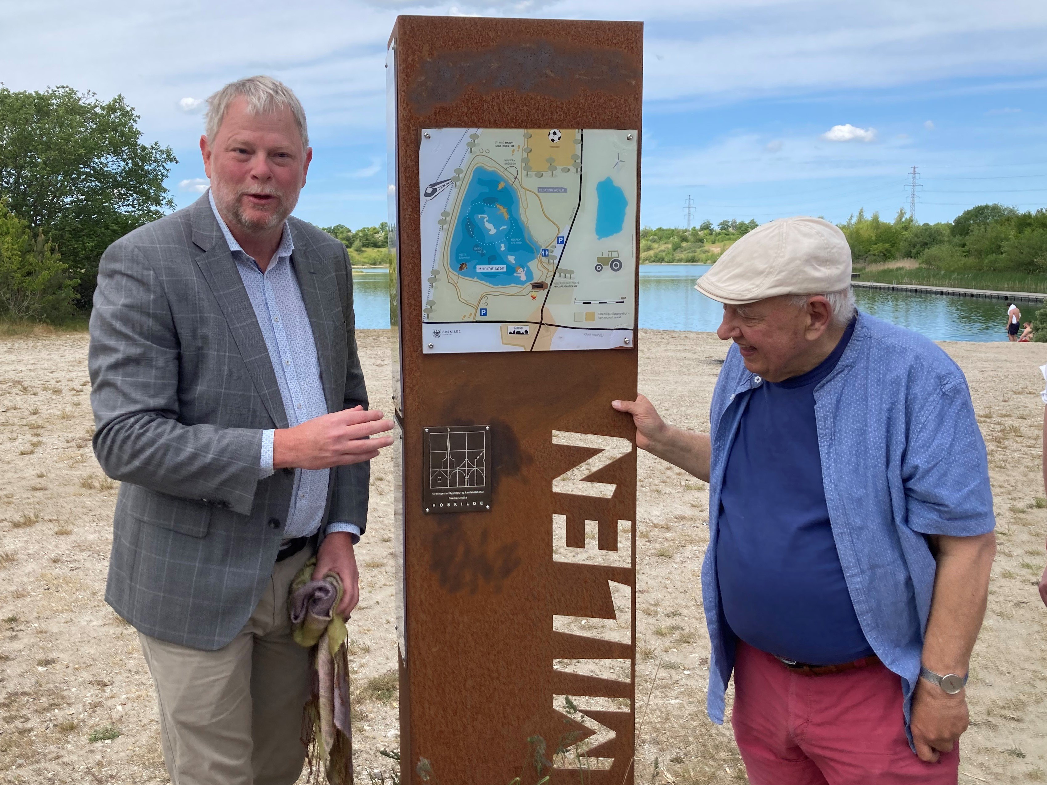 Borgmester Tomas Breddam og formanden for By og Land Bent Oslev afslører plaketten. Foto: Kåre Lauritzen