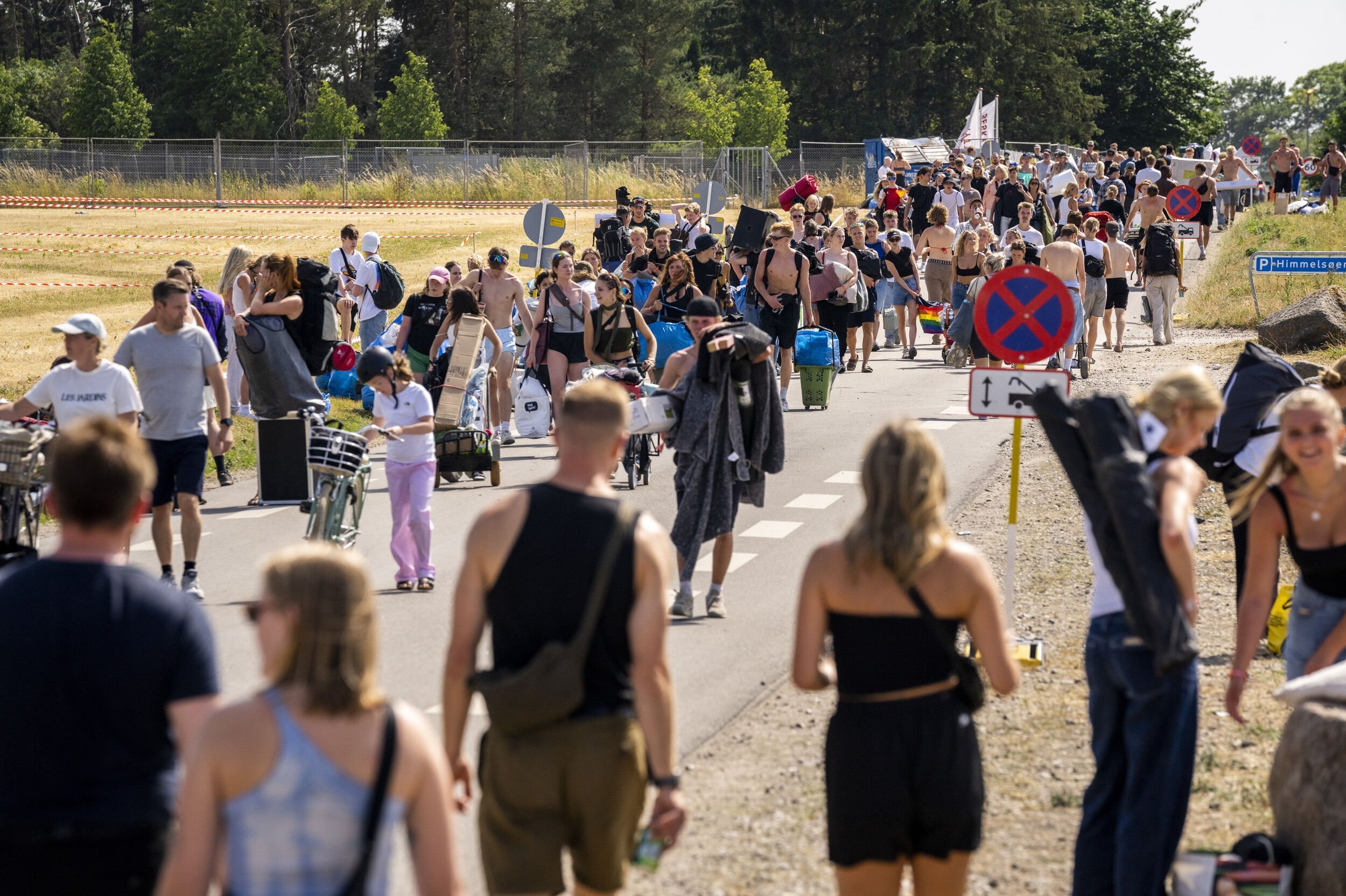 Folk i kø til Roskilde Festival er blevet tildelt midlertidige armbånd, efter at lange køer ophobede sig.
