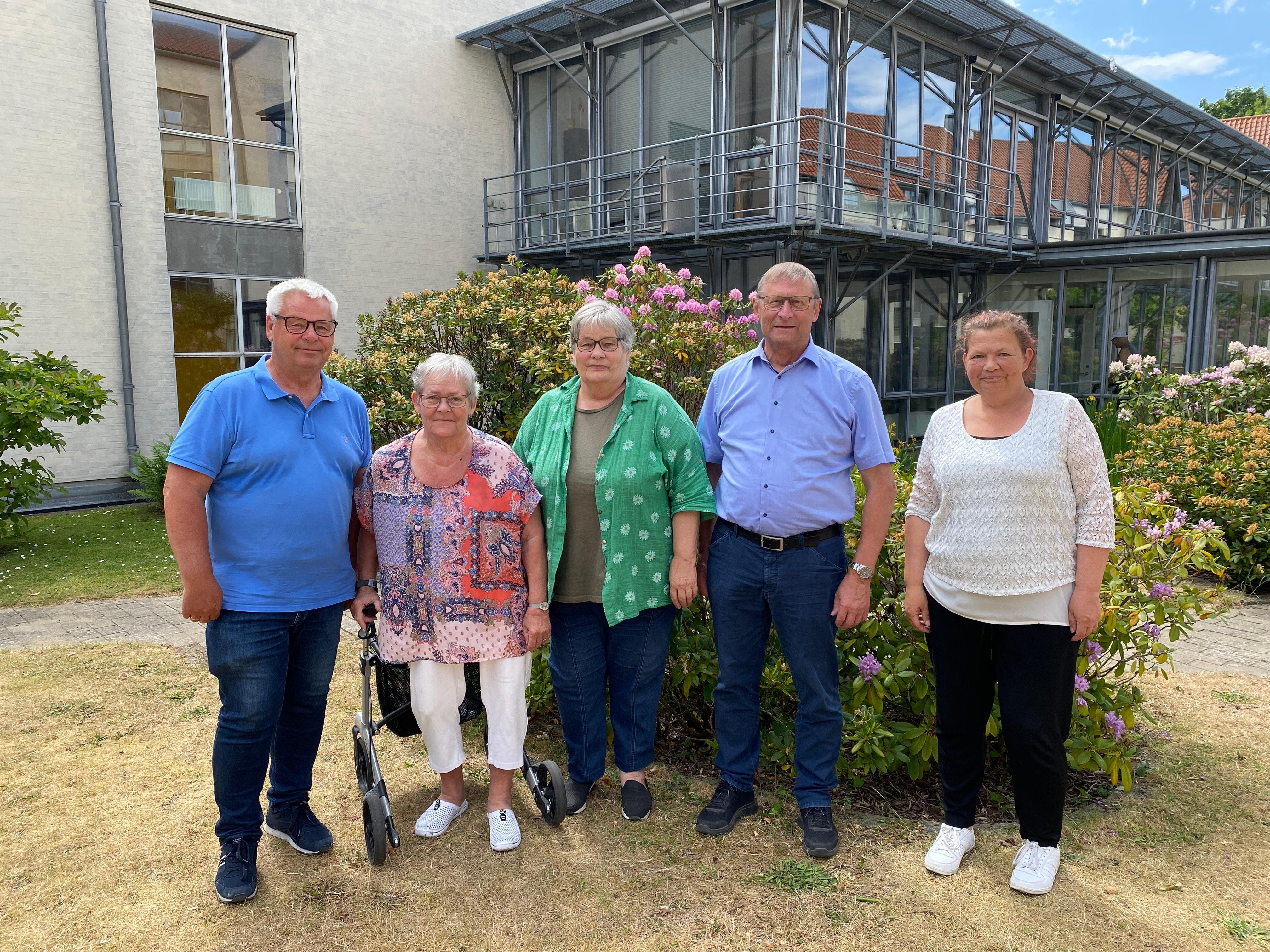 Bestyrelsen i FOBs Venner  (fra højre): Jan Nielsen, Birgit Møller, Jette Henriksen, Axel Larsen og Helle Nielsen. FOB’s Venner er en af boligforeningens nyeste tiltag, der har til formål at mindske ensomhed hos beboerne. Foto: FOB