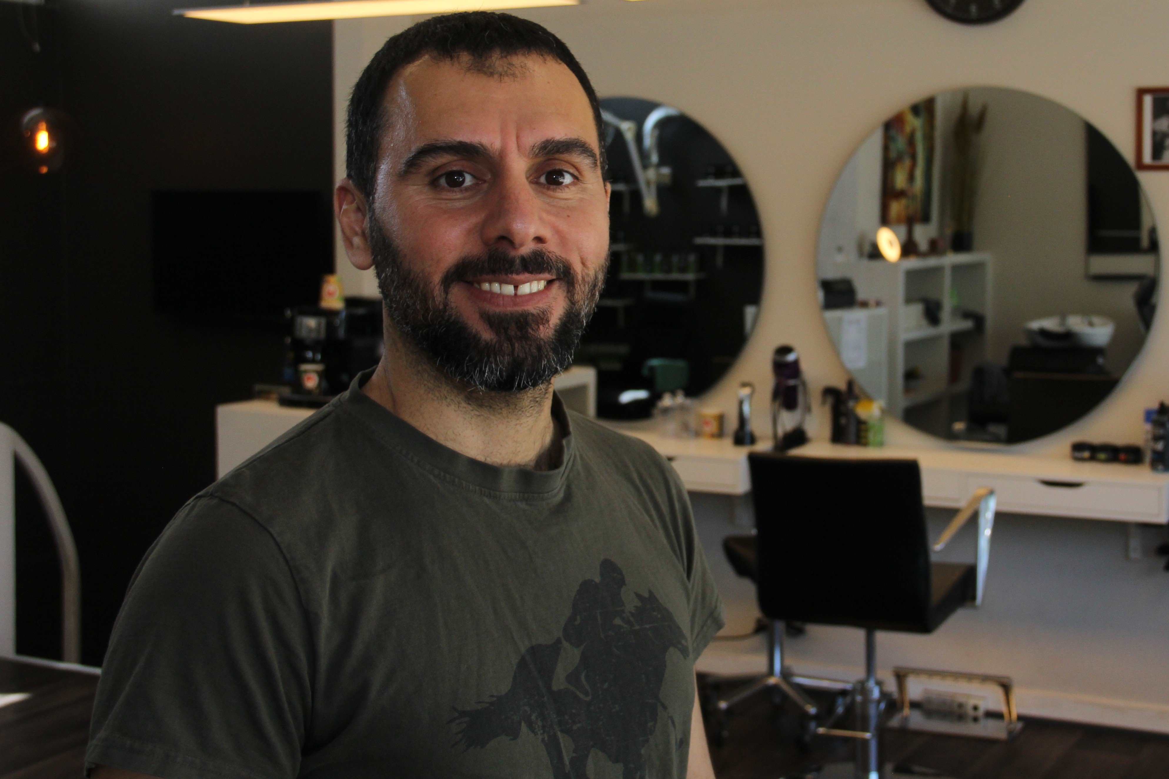 Falah Husseini har arbejdet som frisør i 13 år. Det startede som en hobby og tog fart, da han var i asylcenter og ventede på at få opholdstilladelse. Foto: Joachim Christensen