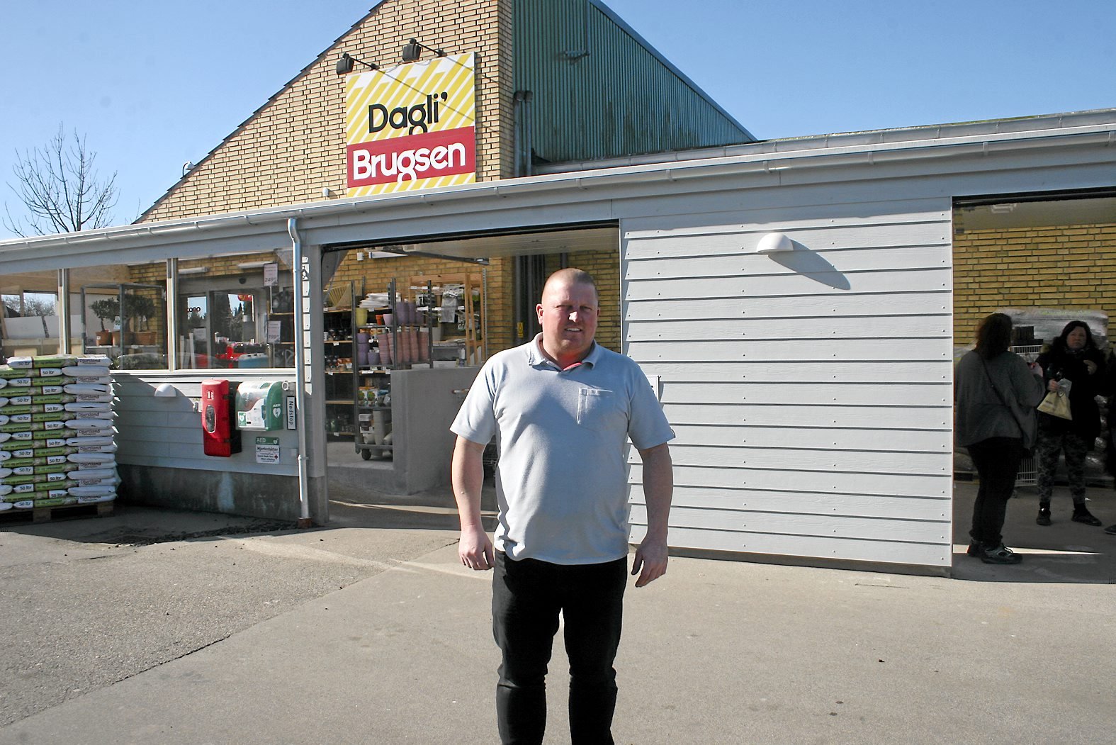Niels Olsen, uddeler i Dagli’Brugsen Borre, slår alarm: Der er ikke krise i butikken her i sommermånederne, men året som helhed skal blive betydeligt bedre end tidligere år, hvis forretningen skal overleve. Foto: Lene C. Egeberg
