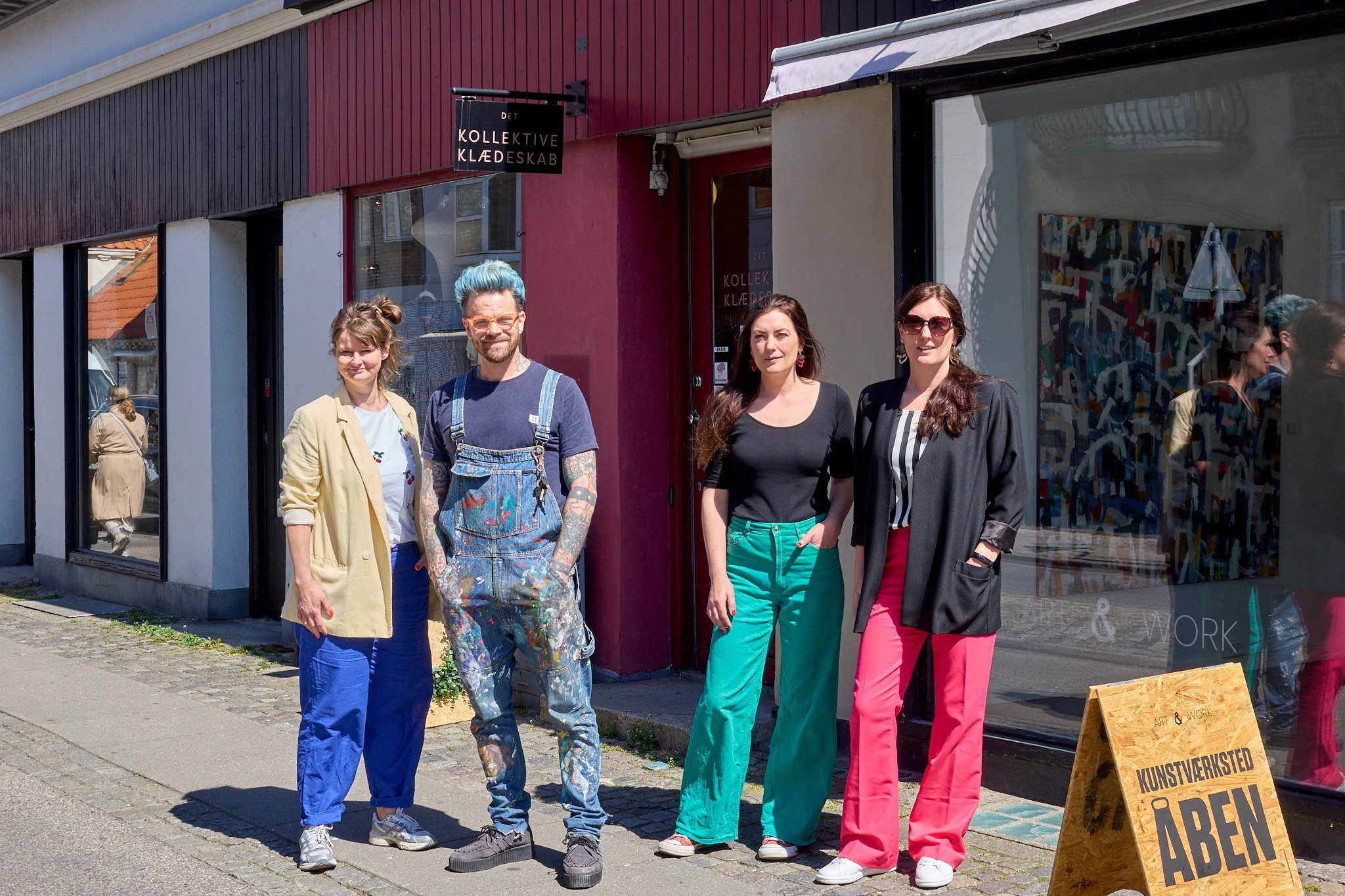 De tre forretninger i Ringstedgade 13 går sammen om at skabe mere liv i området. Fra venstre er det Lene Broe Olesen fra Det Kollektive Klædeskab, Jeffrey Scott Stratton fra Art & Work og Stina Grube Roy og Maria Grube Andersen fra Café Selv Skab.