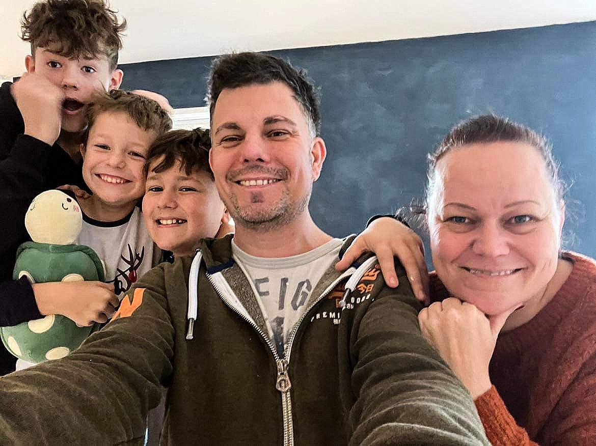 Jeg vælger at tro på, at jeg bliver helbredt hernede. Jeg har så meget godt at leve for, siger Nikolaj Mørkeberg, der her ses i en glad stund med sin kone Ditte og deres tre børn. Privatfoto