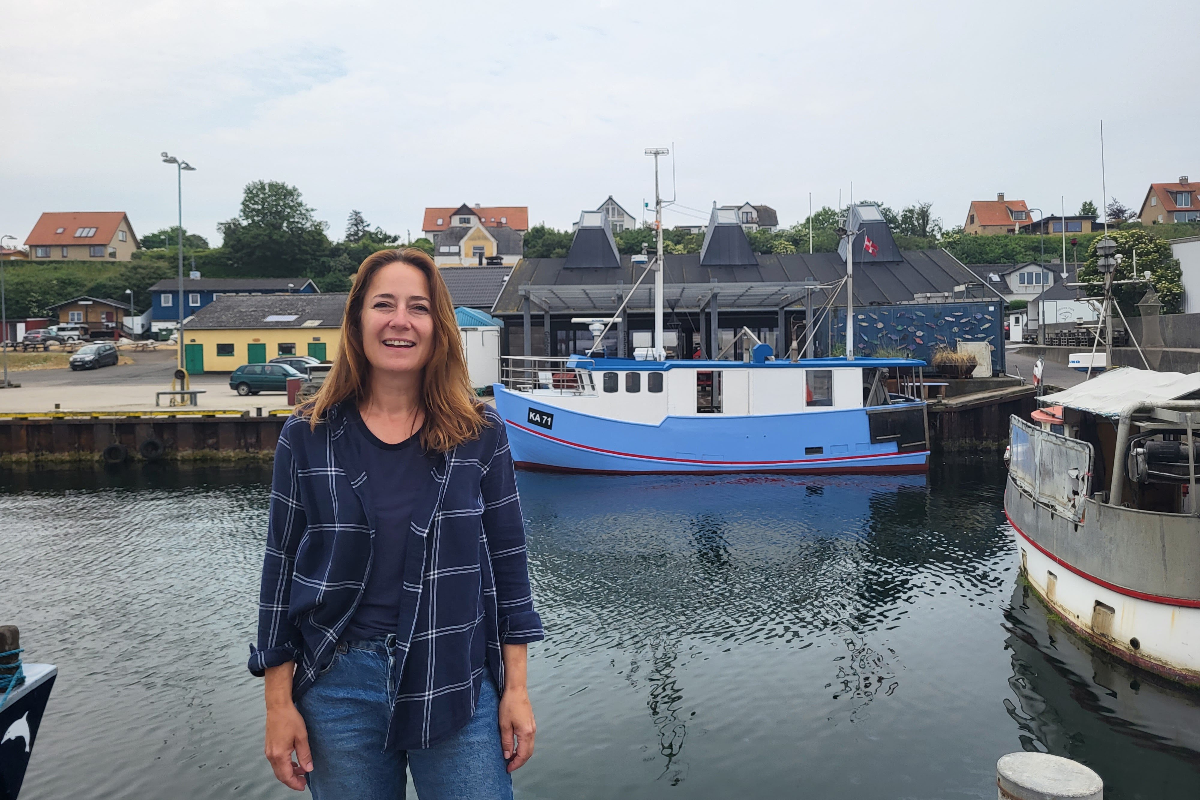Ea Svaneklink håber, at Vin på spidsen også kan trække folk, der kommer sejlende til, så de kan blande sig med de lokale beboere, fiskerne og sommerhusejerne i den gamle auktionshal. Foto: Pipaluk Balslev