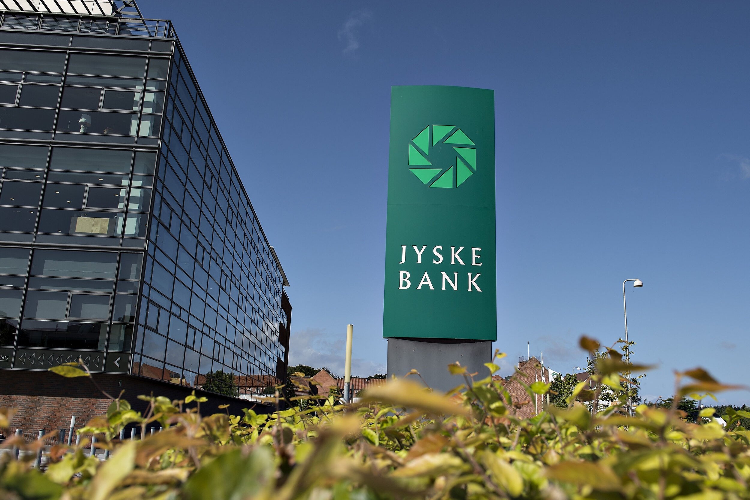 Jyske Bank køber PFA Bank, der har omkring 10.000 privatkunder. Handlen lyder på 245 millioner kroner.