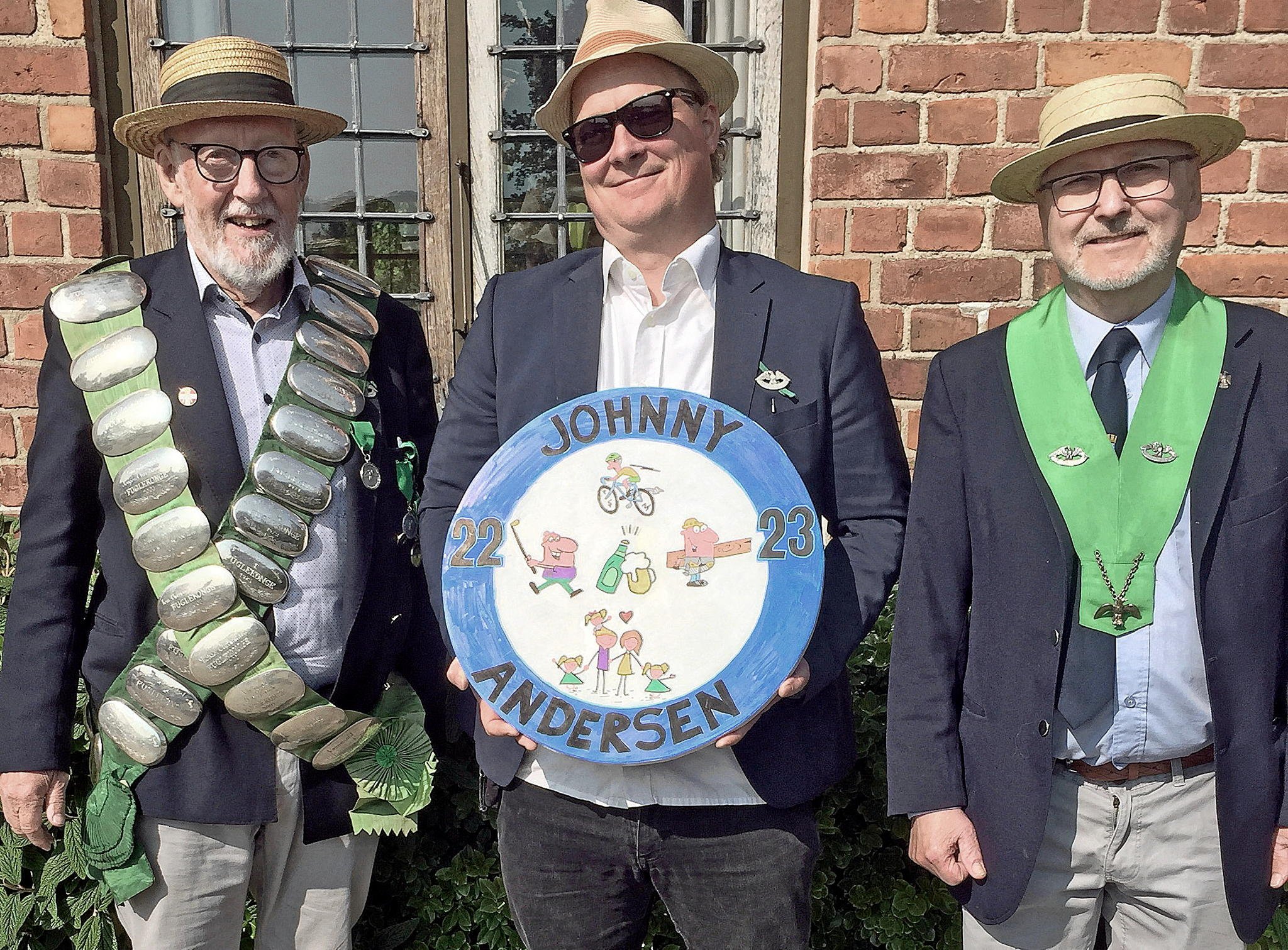 Cai Christiansen (til venstre) blev kåret som ny fuglekonge for Frederiksborg og Omegns Fugleskydningsselskab. I midten ses sidste års fuglekonge Johnny Andersen og til højre formanden Steen Pico Nielsen. Privatfoto