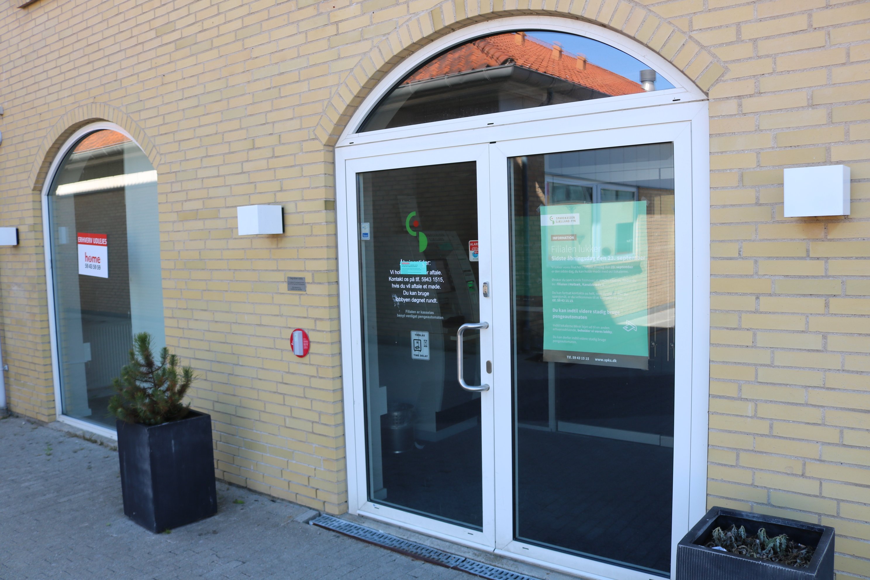 Hæveautomaten, der gemmer sig bag dørene til Sparekassen Sjælland-Fyns tidligere filial i Tølløse, er fortid til august. Foto: Holger Vincents.