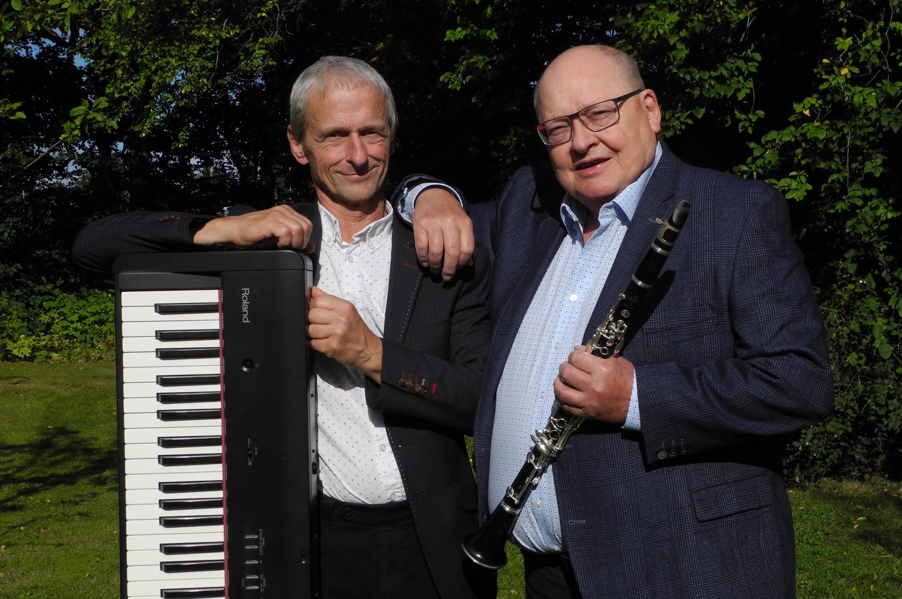 Sørensen & Petersen spiller på Axeltorv på lørdag 8. juli, hvor Underhuset også støtter Soroptimisterne i Næstveds indsat for at bekæmpe sult. Privatfoto