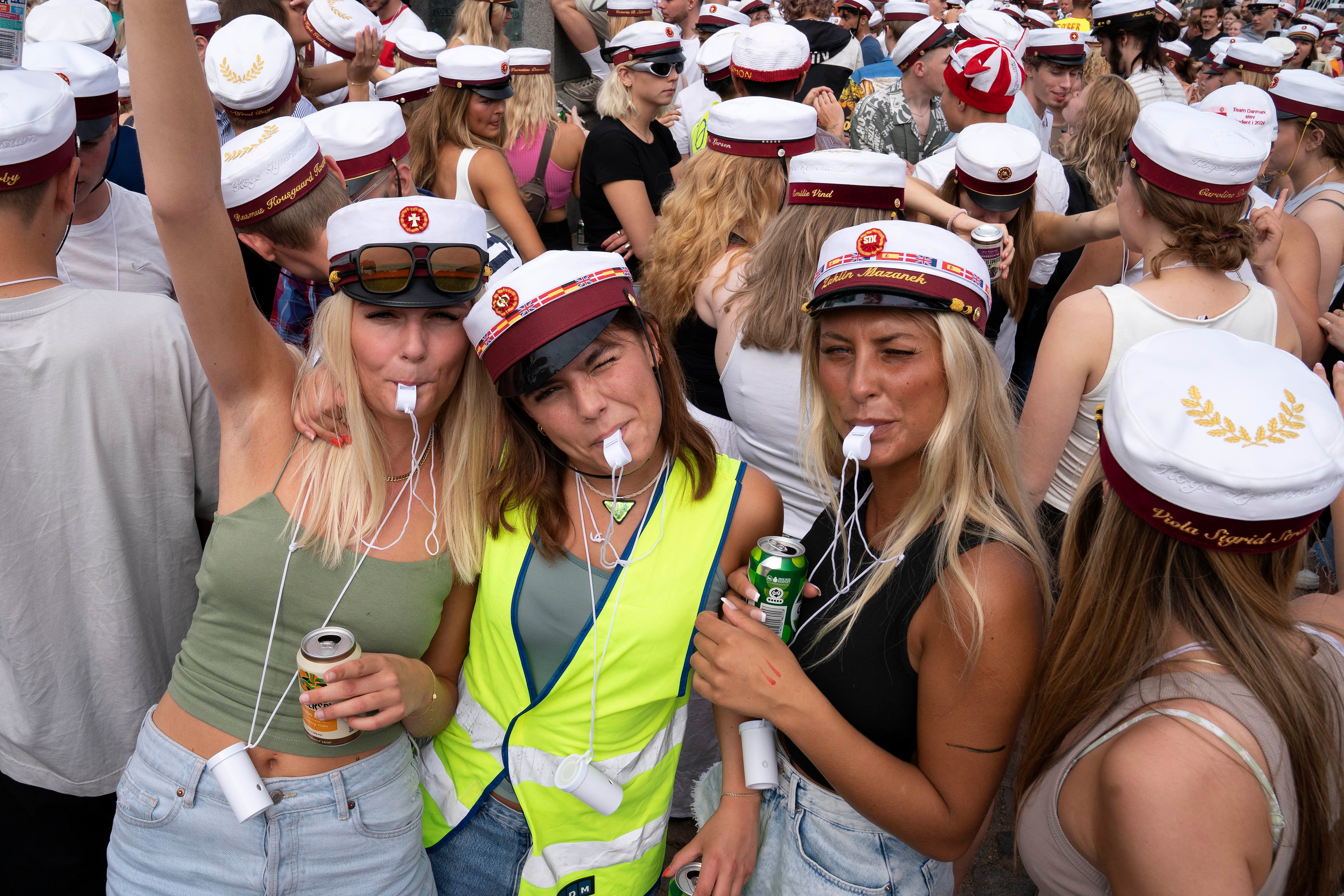 Årets studenter fra Køge Gymnasium satte traditionen tro Torvet på den anden ende fredag formiddag på vej ud på årets studenterkørsel. Foto: Anders Ole Olsen