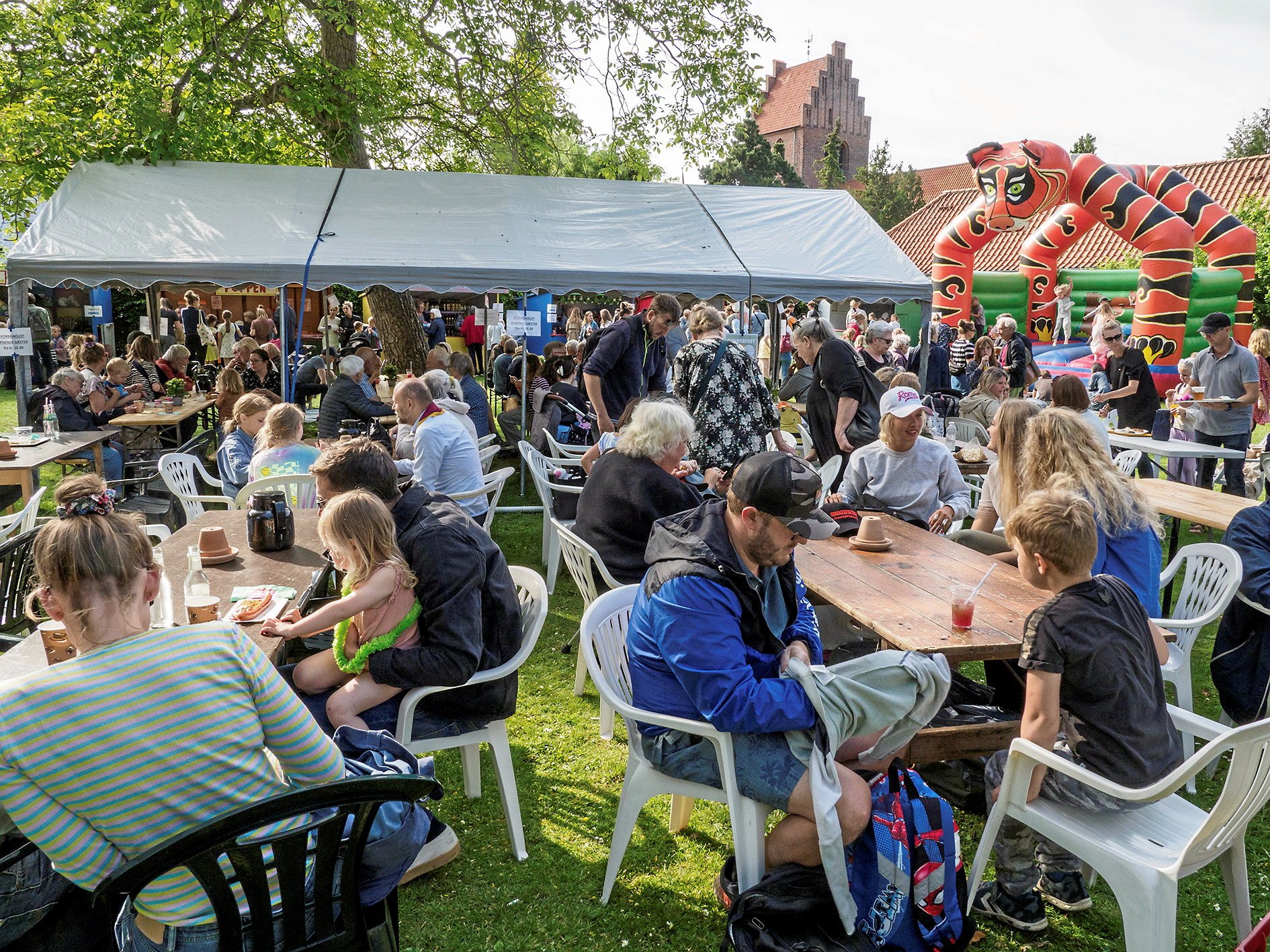 Der er altid masser af gæster ved sommerfesten i præstegårdshaven ved Brønshøj Kirke.