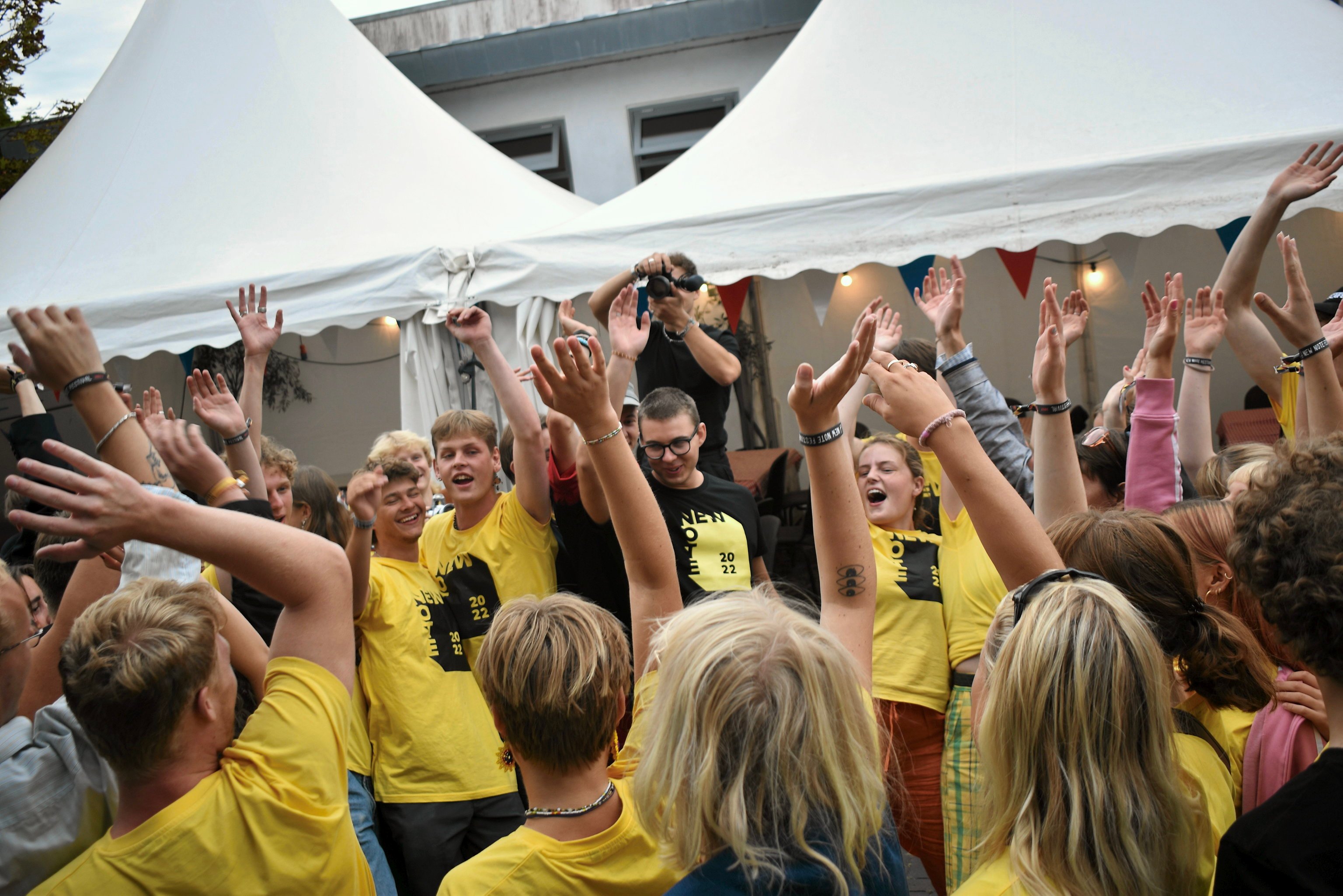 Omkring 50 unge er hvert år frivillige på New Note Festival. De fleste er kun med i de dage, festivalen rykker ind på Kulturaksen, mens en håndfuld planlægger festivalen hele året. Foto: Thea Schwartzkopff