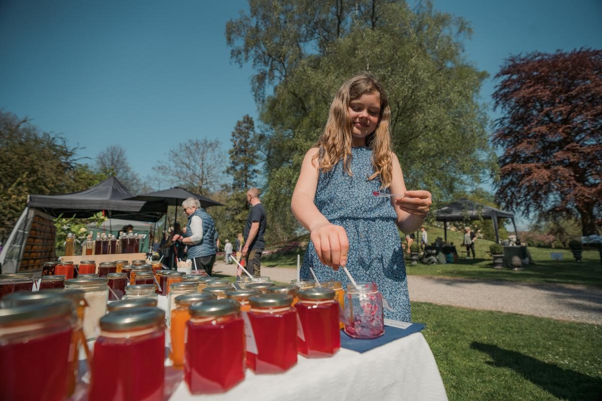 Ved weekendens markedsdage i slotsparken på Gavnø kan man blandt andet købe honning, oste og forskellige delikatesser. Pressefoto Ved weekendens markedsdage i slotsparken på Gavnø kan man blandt andet købe honning, oste og forskellige delikatesser. Pressefoto