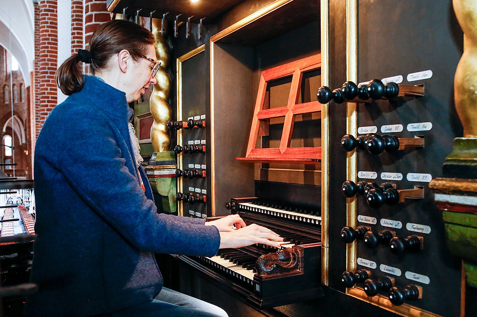 Domorganist Bine Bryndorf ved Raphaëlis-orglet.