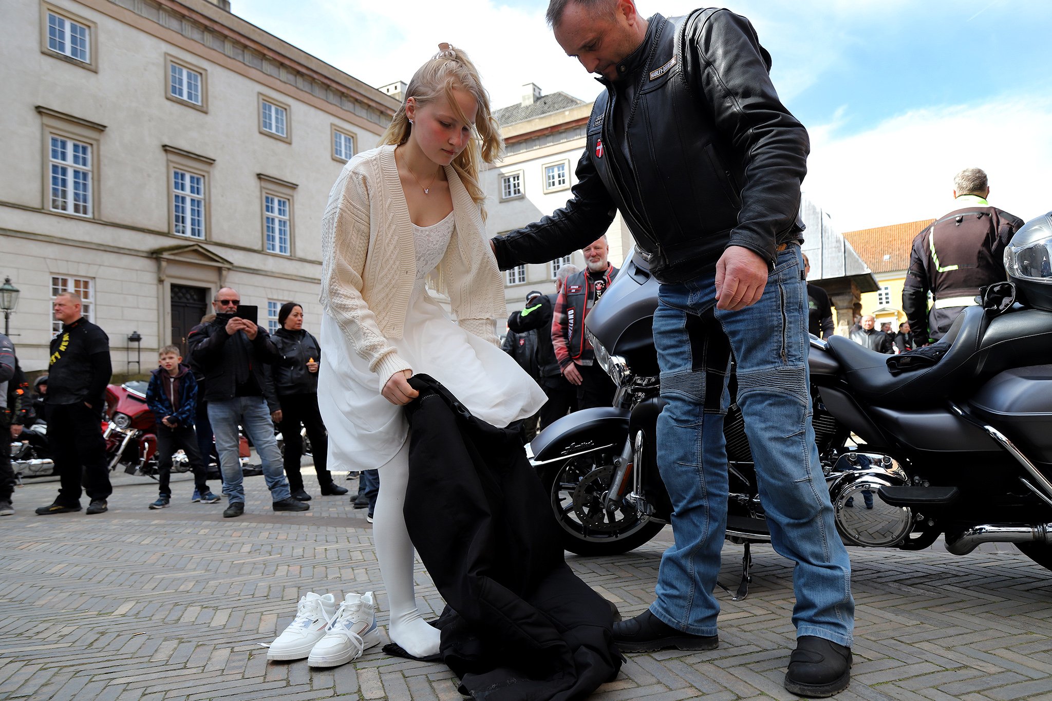 Naya Larsens konfirmation var helt unik. Hun blev nemlig hentet ved kirken af 203 motorcykler. Foto: Allan Nørregaard