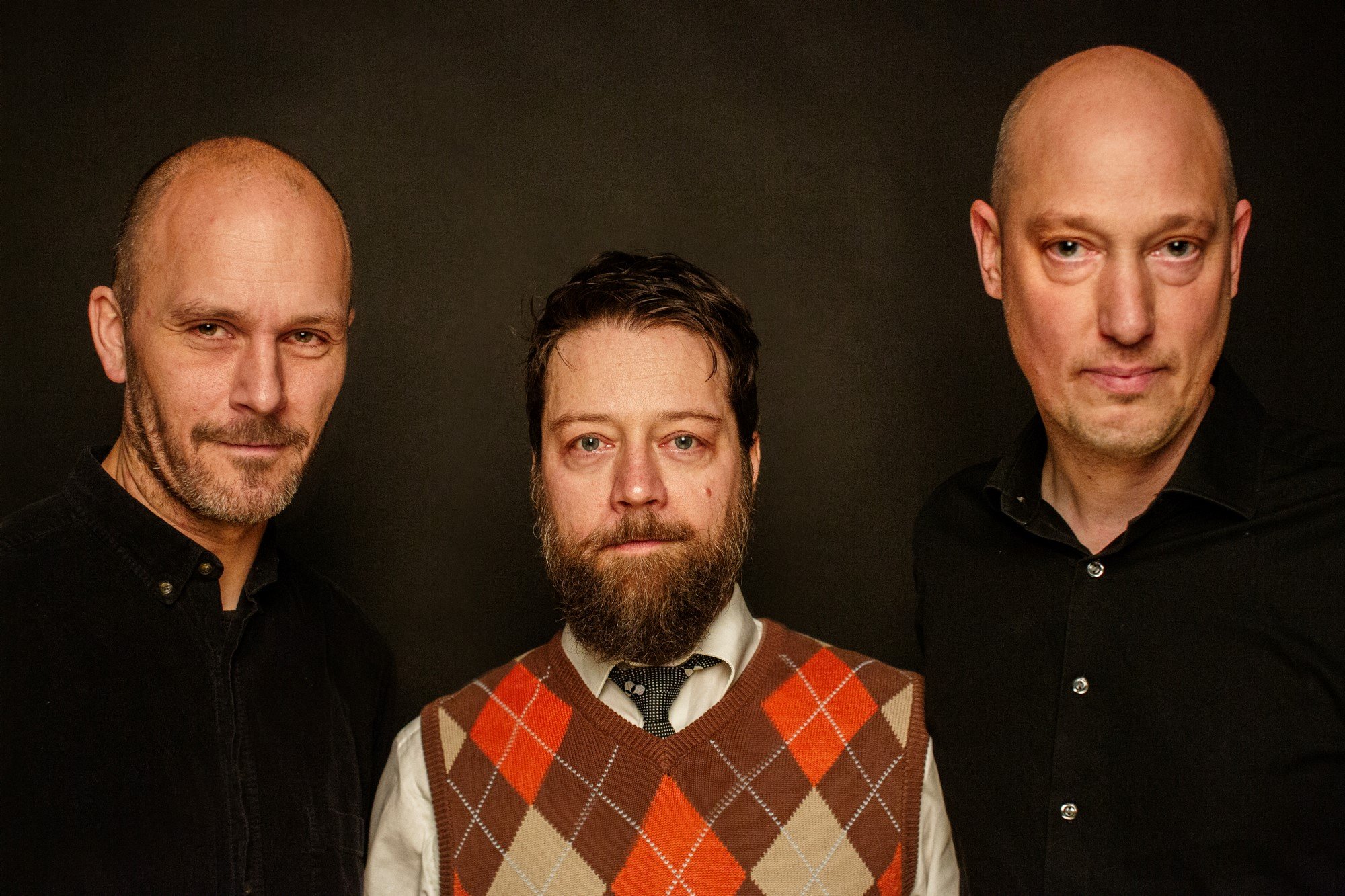 Søren Bebe (klaver), Kasper Tagel (kontrabas) og Knut Finsrud (trommer) spiller i Sorø Klosterkirke 11. maj. Foto: Ditte Valente