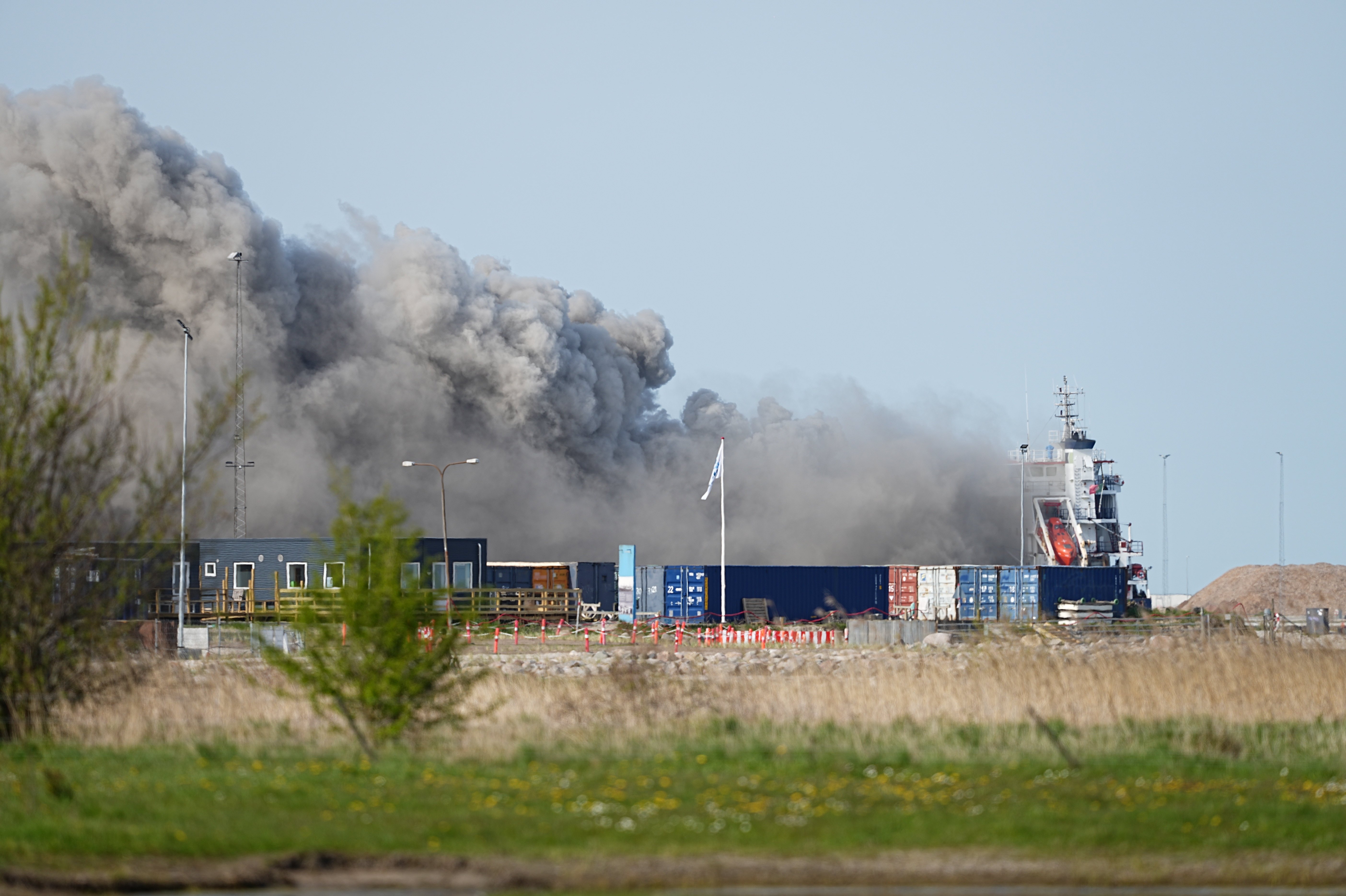 Et skib lastet med metal- og plastikaffald er gået i brand i Køge. Sundhedsskadelig røg driver ind over byen.