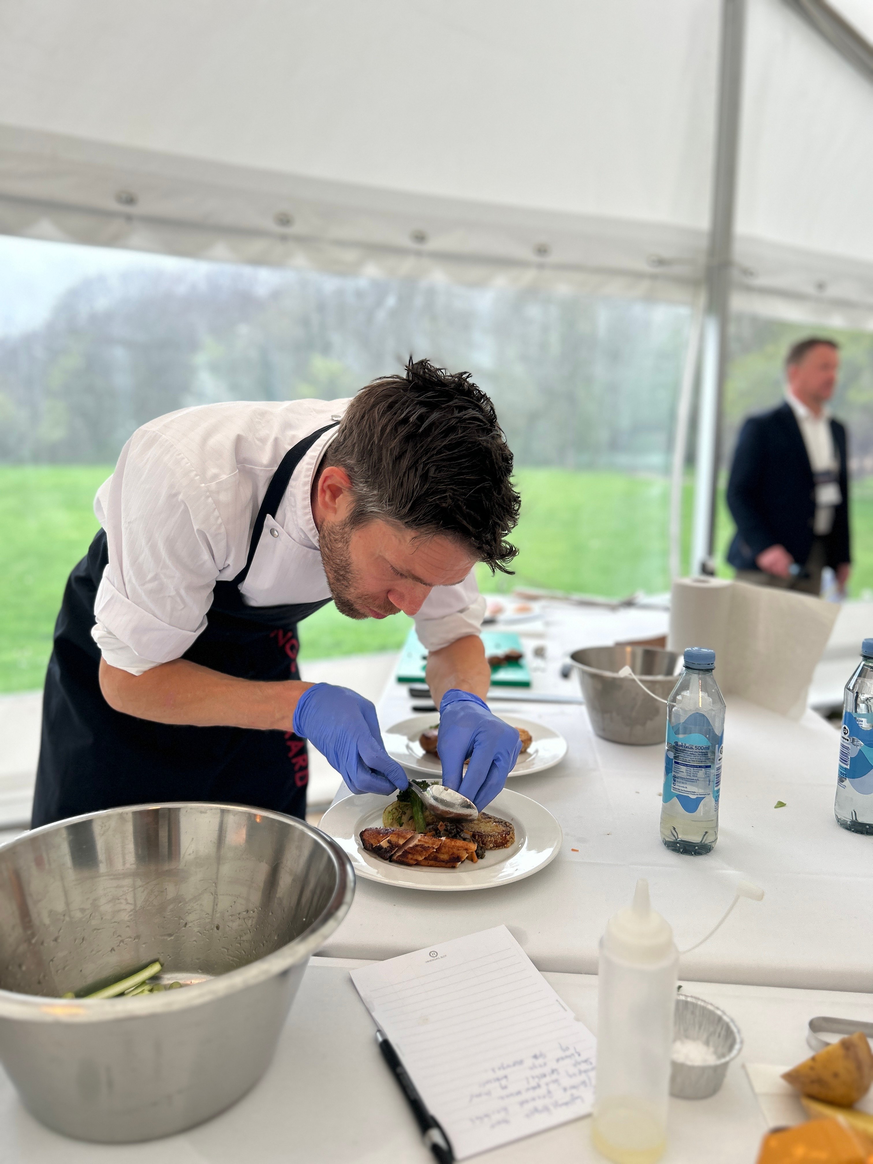 Deltagerne fik udleveret en kurv med ingredienser de ikke kendte på forhånd og havde herefter 15 minutters forberedelse og 30 minutters tilberedningstid til at kreere en hovedret. Foto: Rungstedgaard / PR
