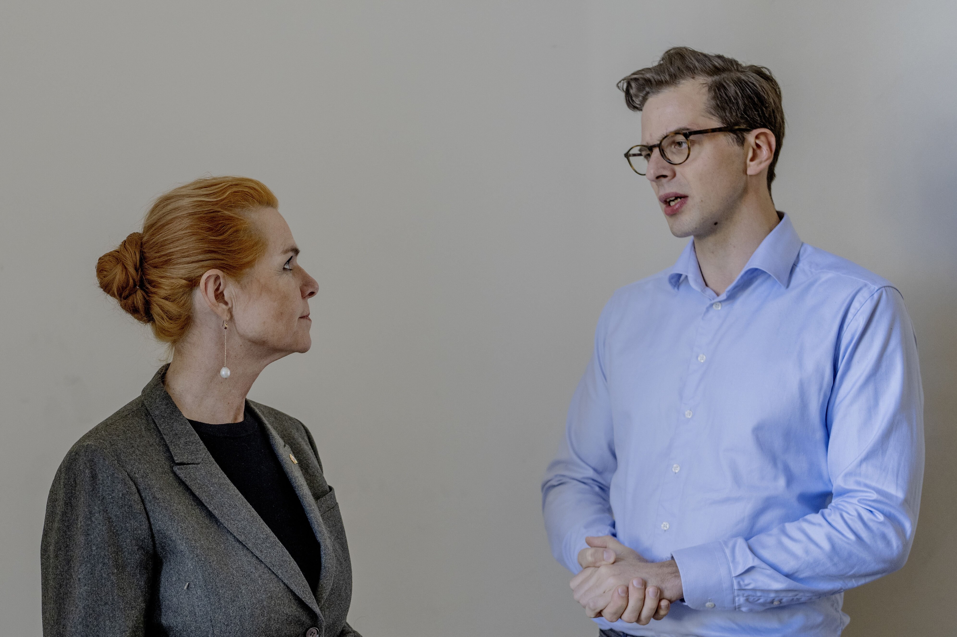 Oppositionspartier har efter eget udsagn foreslået flere mulige kompromiser om værnepligt for kvinder.