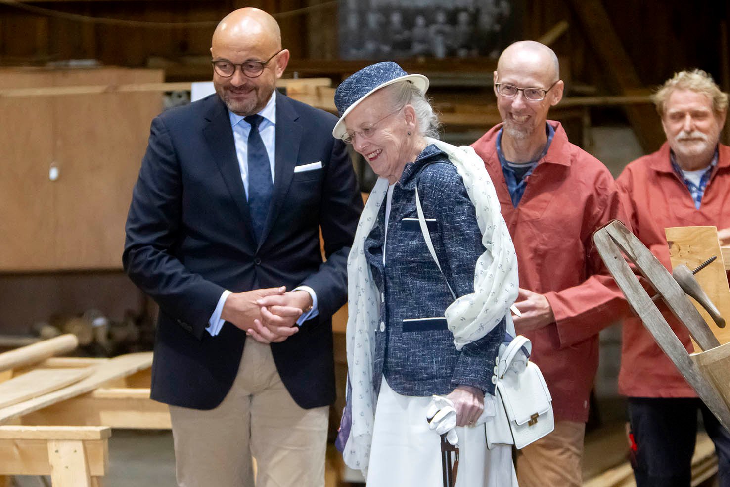 Dronningen lyttede opmærksomt, mens hun blev vist rundt hos Foreningen for Traditionelle Håndværk.