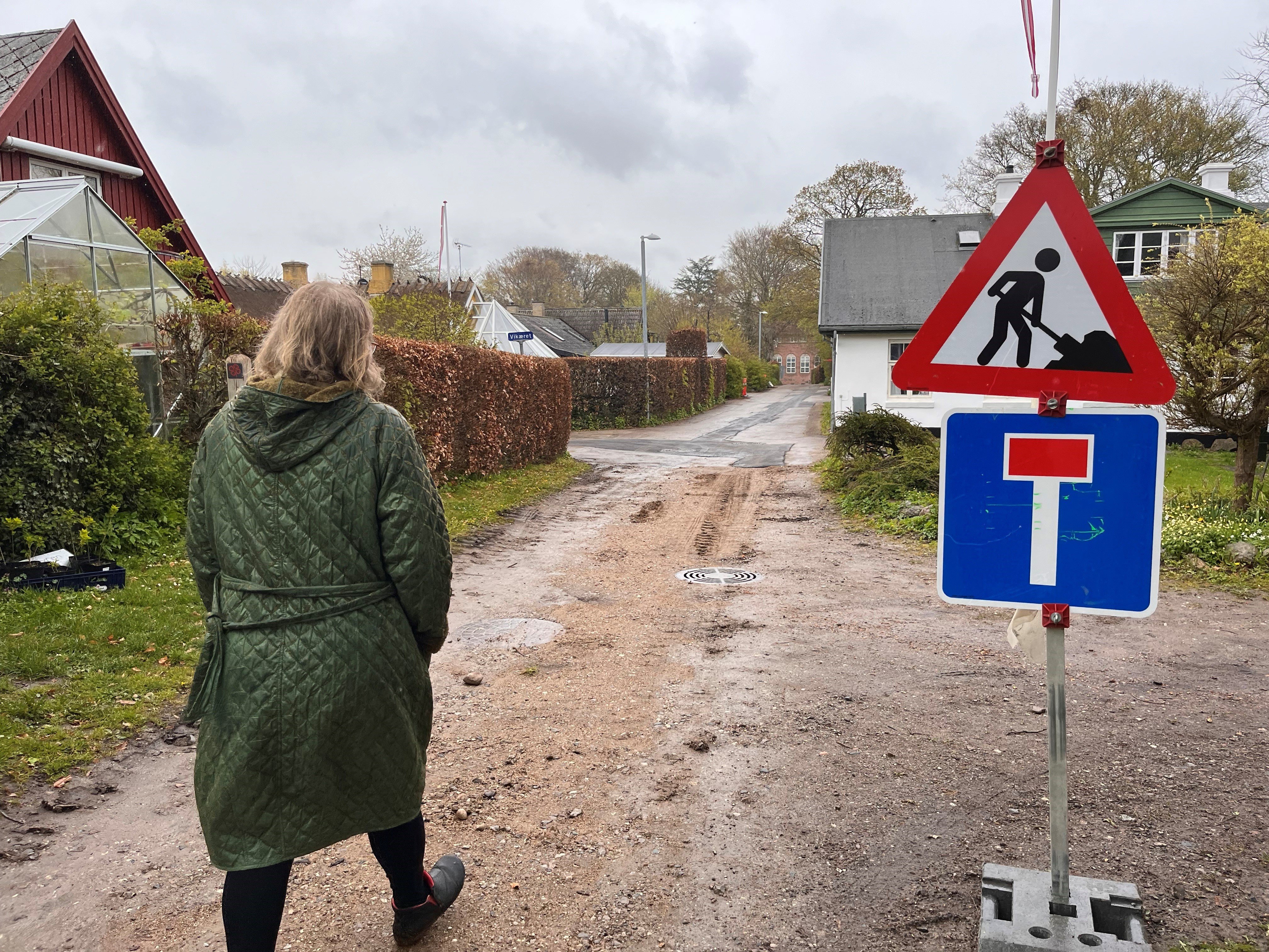 Selvom gravemaskinerne er forsvundet igen, og lappet hullerne efter sig, så har hele fjernvarmeskandalen i Odsherred Forsyning efterladt mange frustrationer og spørgsmål hos Sysser Malling og de andre borgere i Vallekilde, der var så tæt på at blive fjernvarmekunder. 