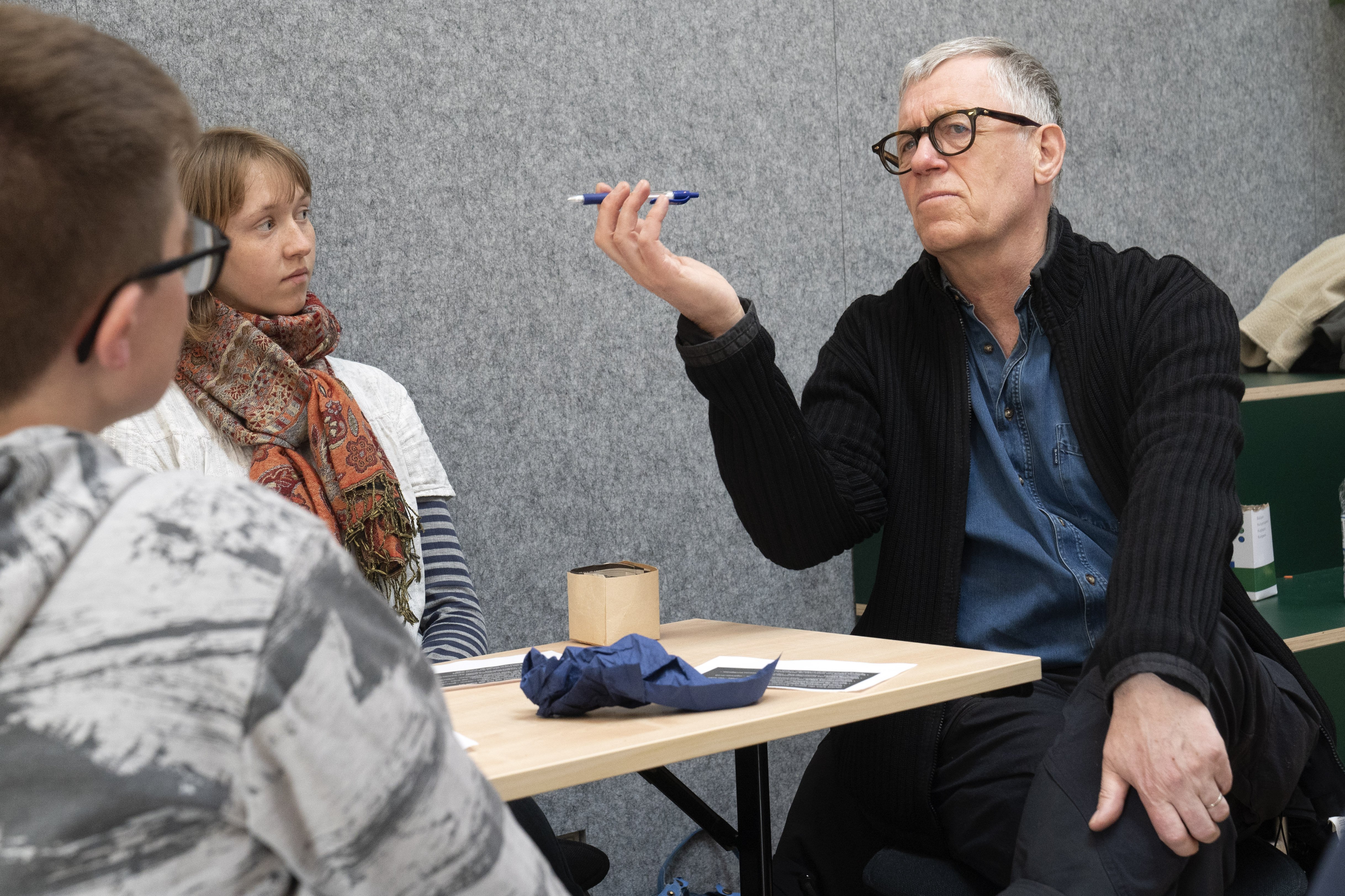 Provst Jørgen Christensen snakker med Liva Rasmussen, der går på Frederiksborg Gymnasium og Artur Jusko Neland, der læser til miljøteknolog på Cphbusiness. Foto: Anders Ole Olsen