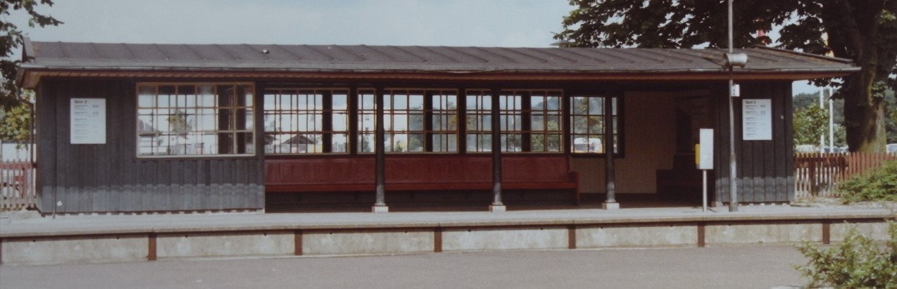 Humlebæk Station - trapperum med venterum før etablering af tunnel  (1980). Pressefoto