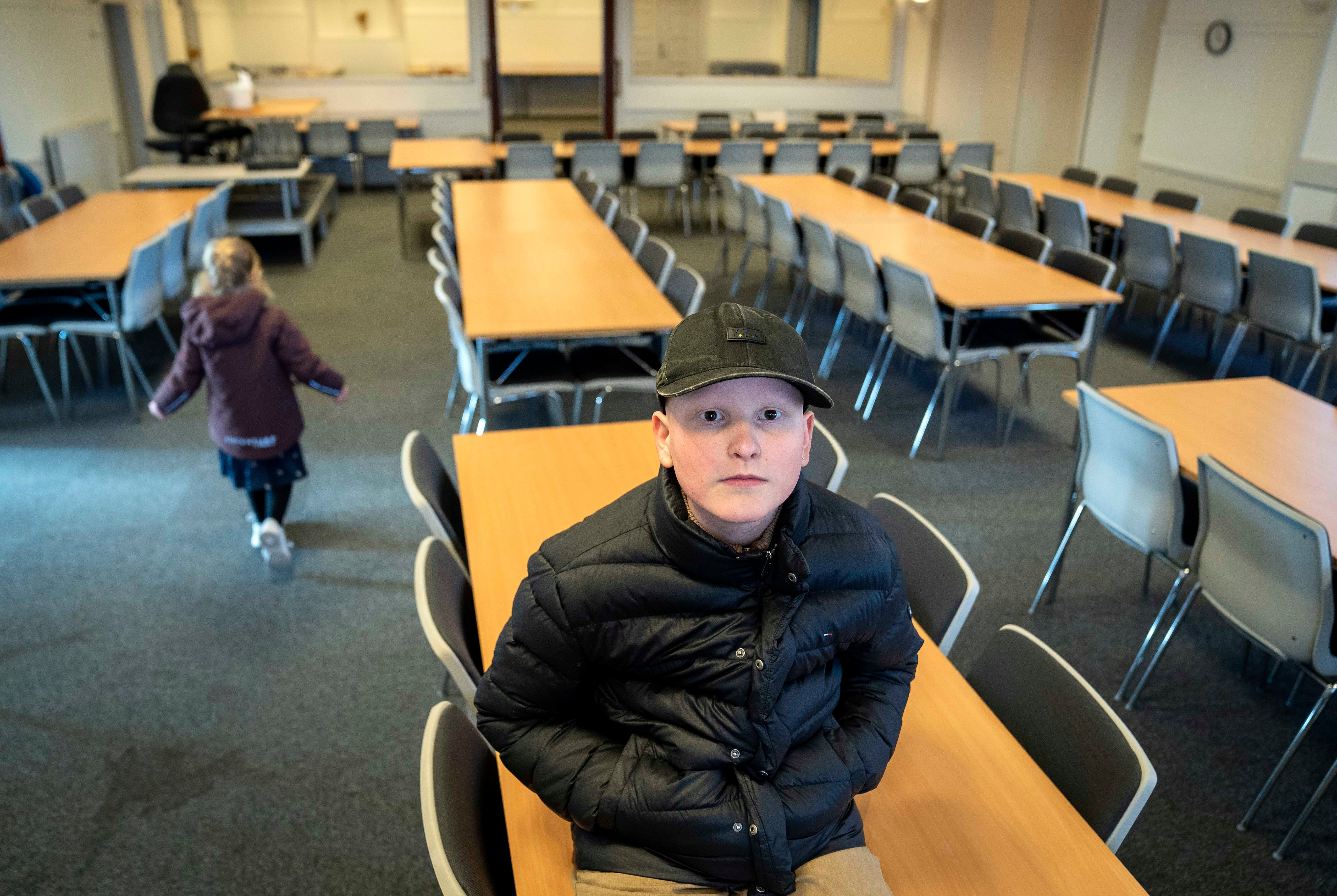 Felix Eliassen på 13 år skulle have holdt sin konfirmation i gåafstand til sit hjem og med plads til 66 gæster på St. Bededag 2024. Nu skal han i skole i stedet for.
