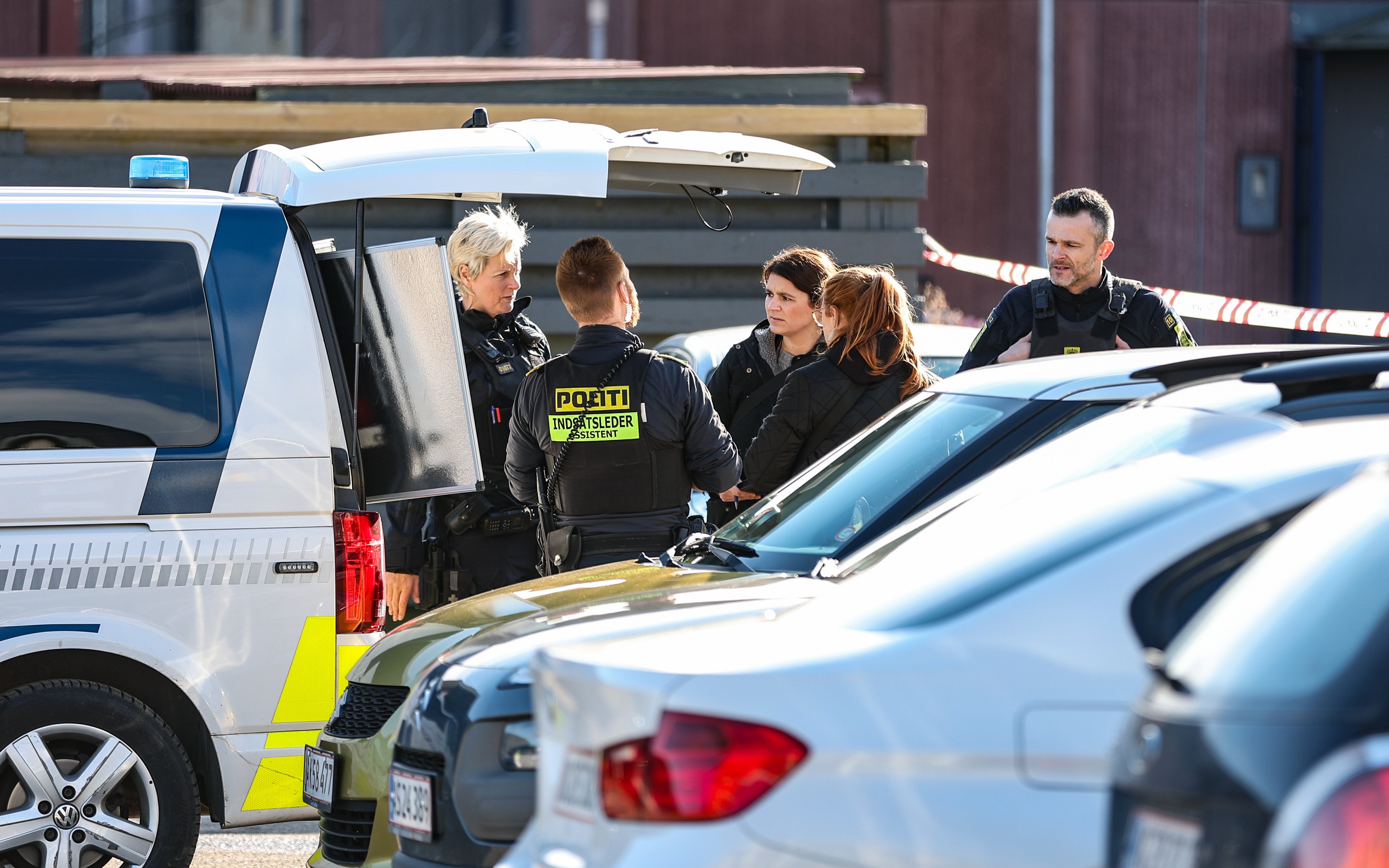 En yngre mand er ifølge Københavns Vestegns Politi blevet overfaldet i en lejlighed og stukket med kniv.